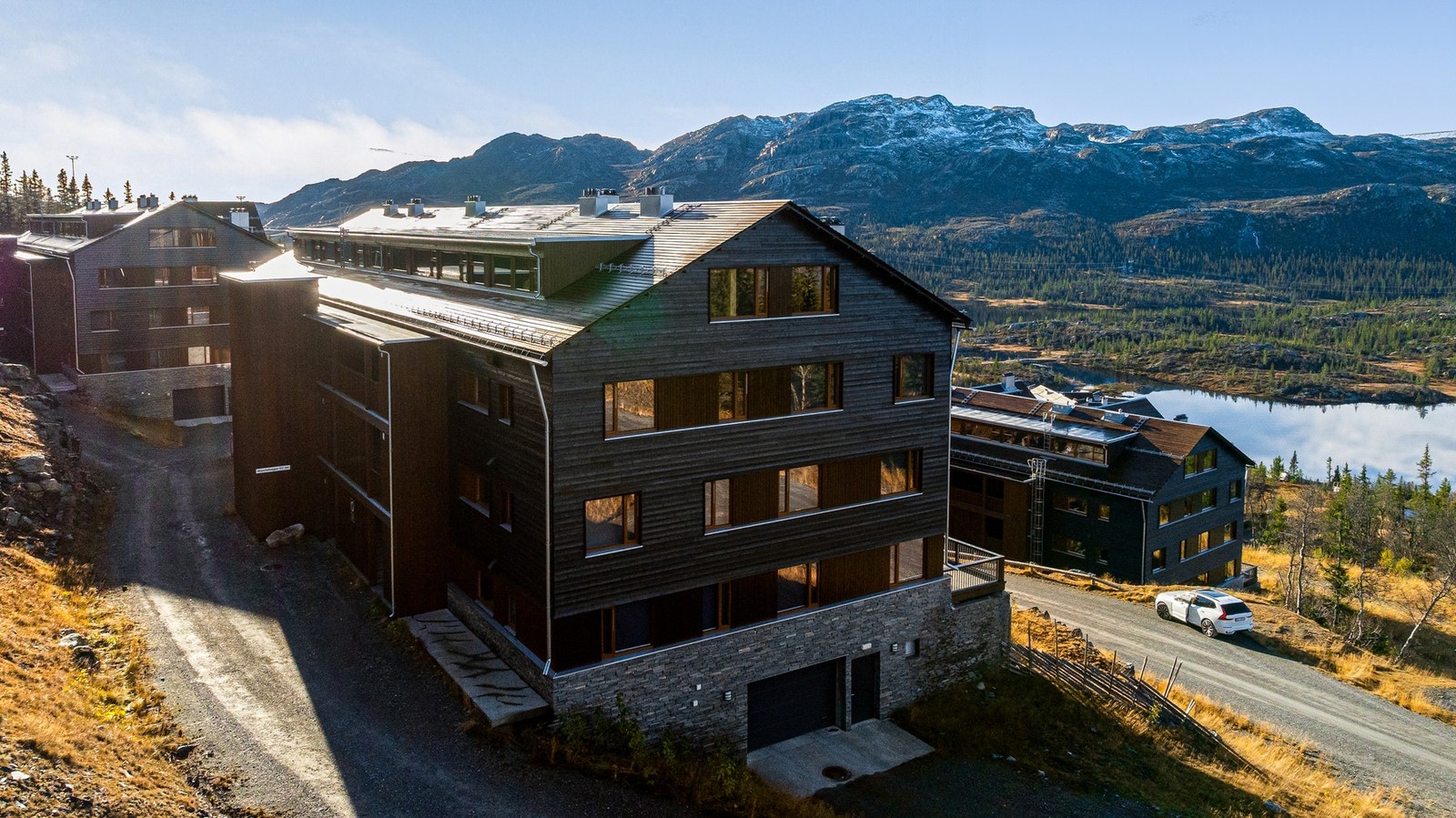 På Gaustablikk er det like flott sommer som vinter. I sommersesongen er fotturer, sykling, kano, SUP-boards og fiske blant populære aktiviteter Galleribilde