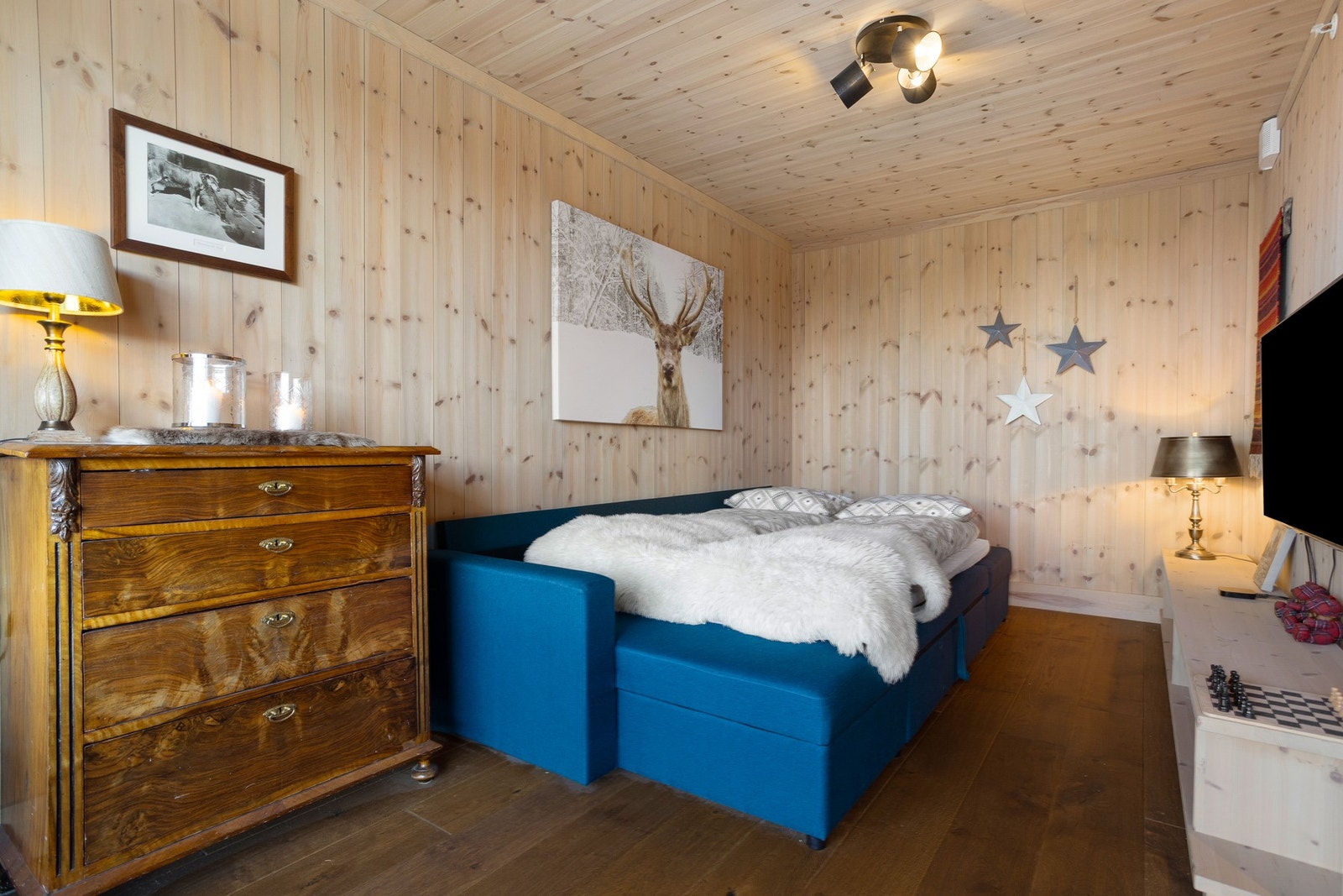 Med sovesofa fungerer TV-stuen som et ekstra soverom for gjester. Rommet er godkjent som soverom. Galleribilde