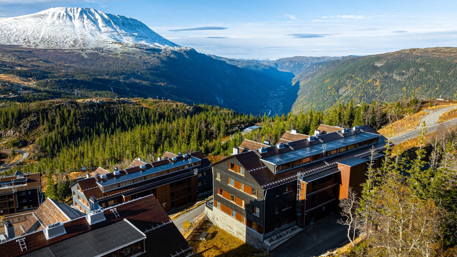 10 minutters gange til Gausta Fjellresort. Denne ble totalrenovert i 2021 og inneholder bl.a. 2 restauranter, 2 barer og velværeavdeling med svømmebasseng Galleribilde