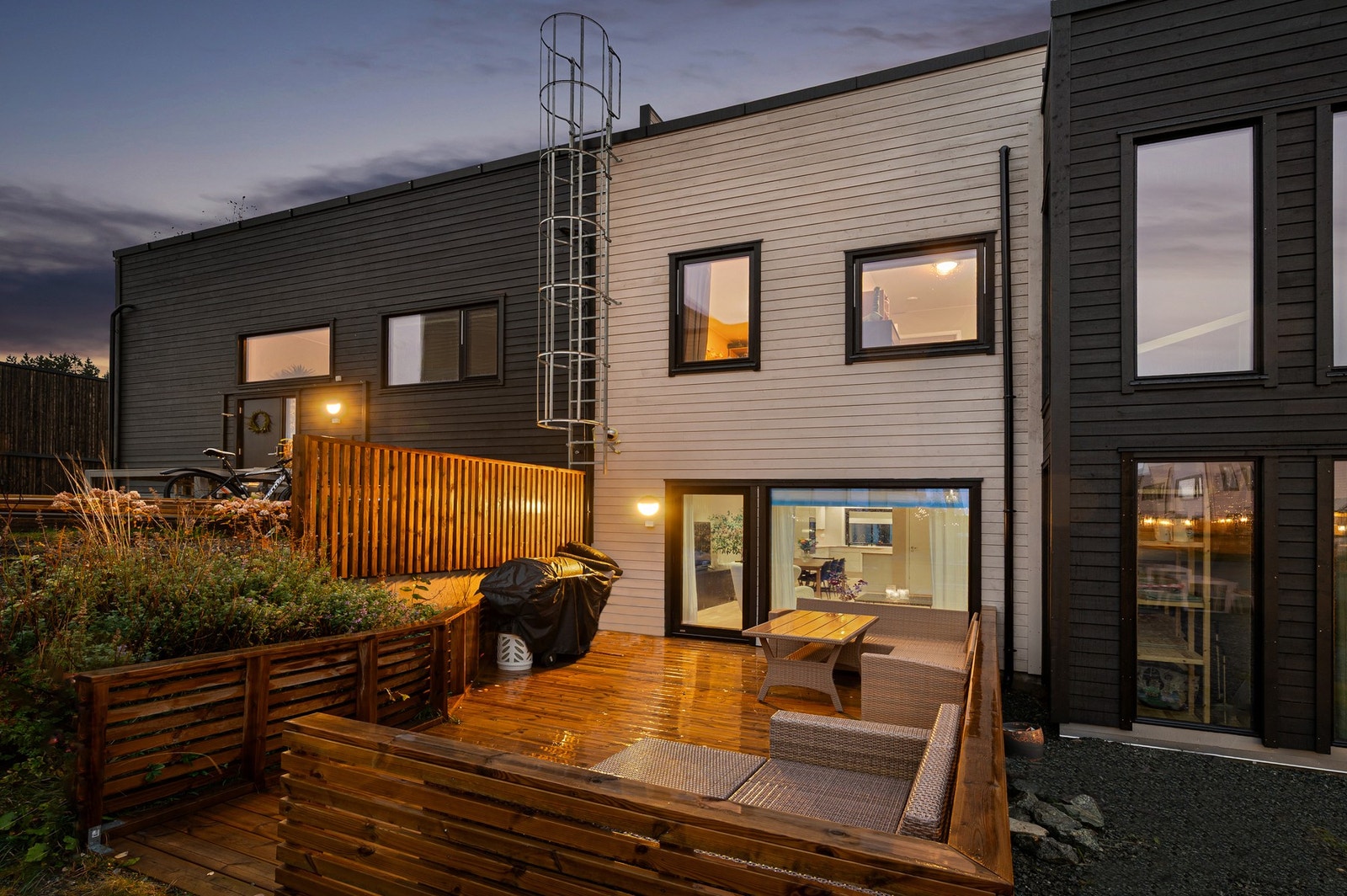 Fra stua har man direkte utgang til vestvendt terrasse. Galleribilde