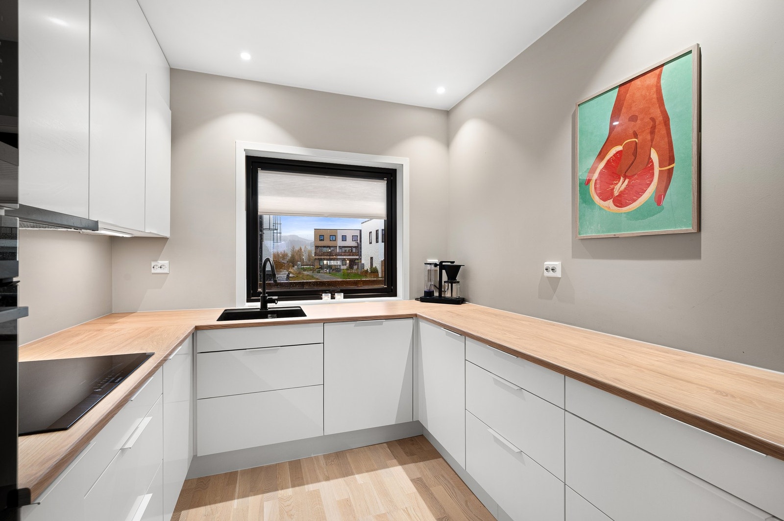 Kjøkkenet er også oppgradert og har mye mer benkeplass enn originalt. Galleribilde