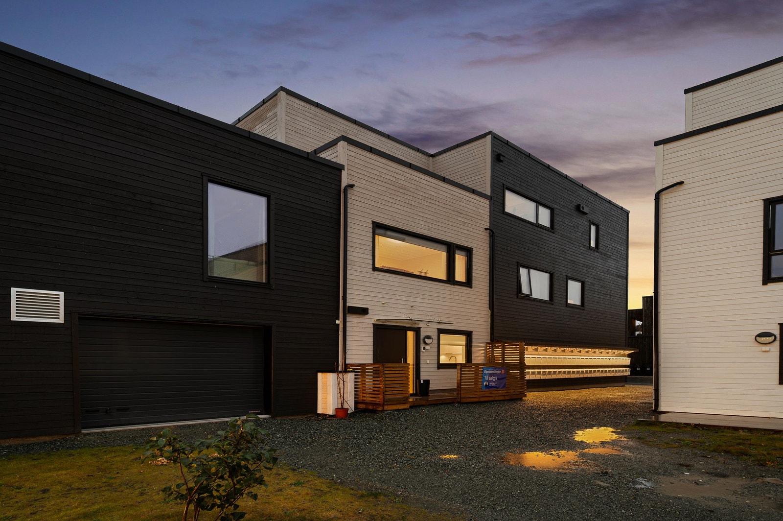 Skjermet og barnevennlig beliggenhet med kort vei til Tillermarka, barnehage, skoler og Tillerparken. Galleribilde