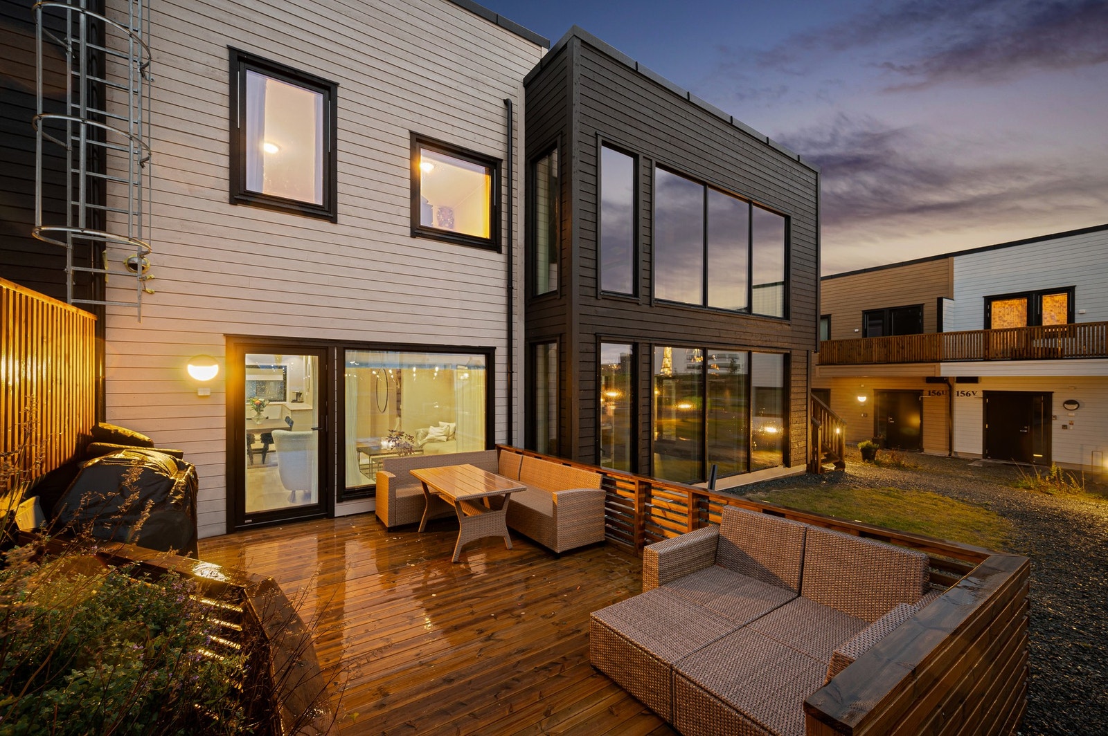 Stor terrasse på 20 kvm med god plass til utemøbler. Galleribilde