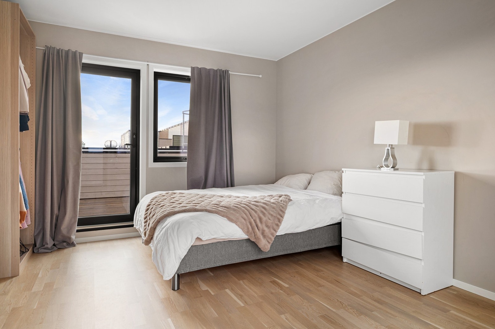 Oppe er det det ei romslig stue som i dag brukes som soverom. Galleribilde