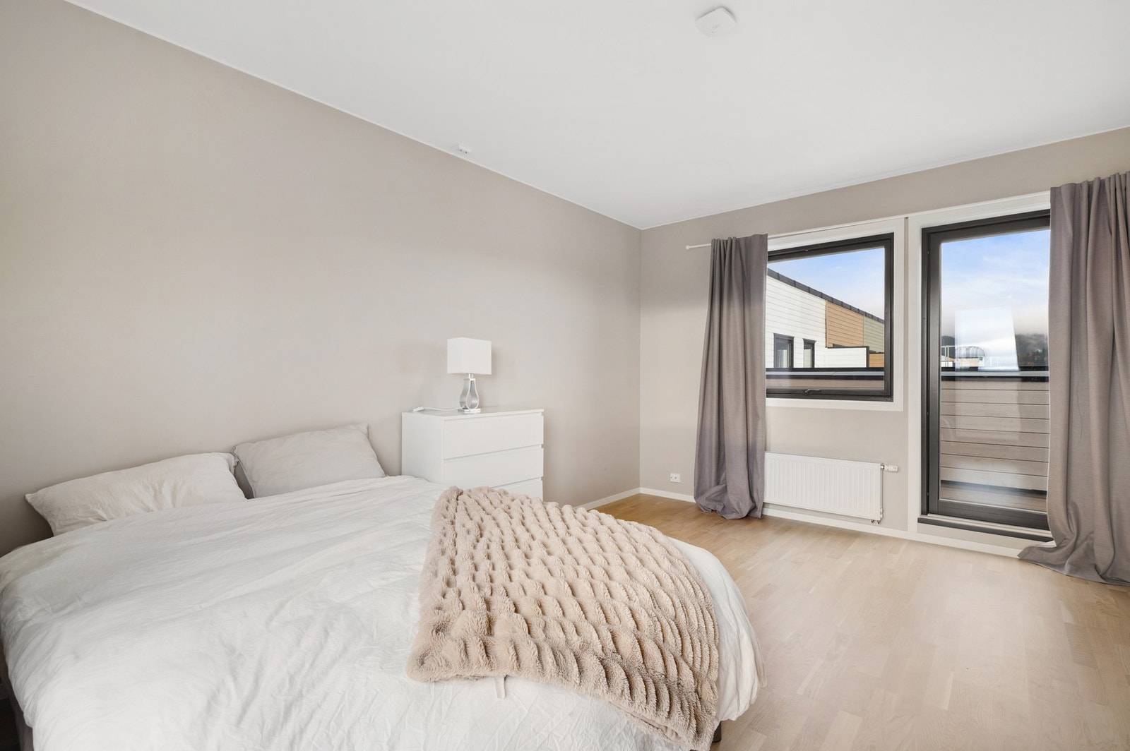 Stuen/soverommet er på 22 kvm. Galleribilde