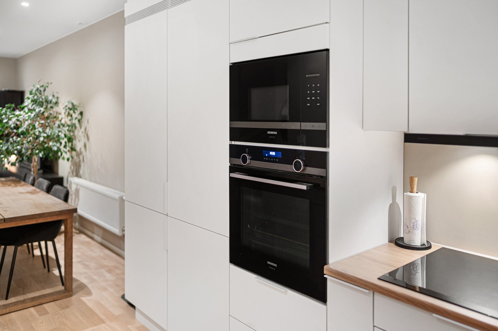 Det er integrert komfyr, mikrobølgeovn, 2 stk. kjøl/fryseskap og oppvaskmaskin. Galleribilde