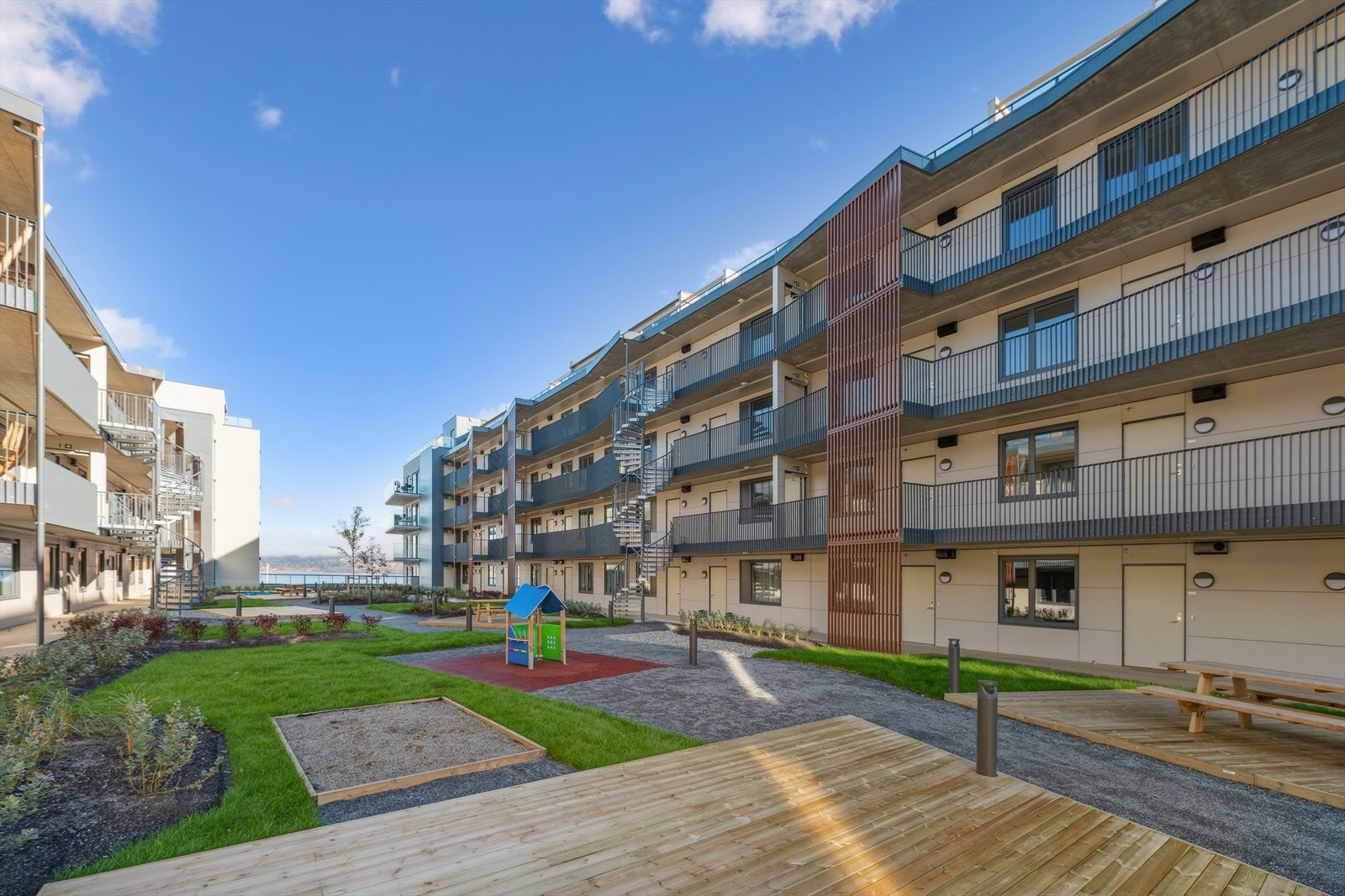 Felles uteområde med fine lekeplasser for de minste. Galleribilde