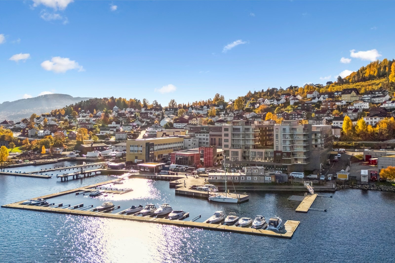 Leiligheten har en attraktiv beliggenhet på Nøsted Brygge, et moderne og maritimt boligområde helt nede ved Drammensfjorden. Her bor du i vannkanten med vakker utsikt over fjorden, og med kort vei til både naturopplevelser og byens fasiliteter. Galleribilde