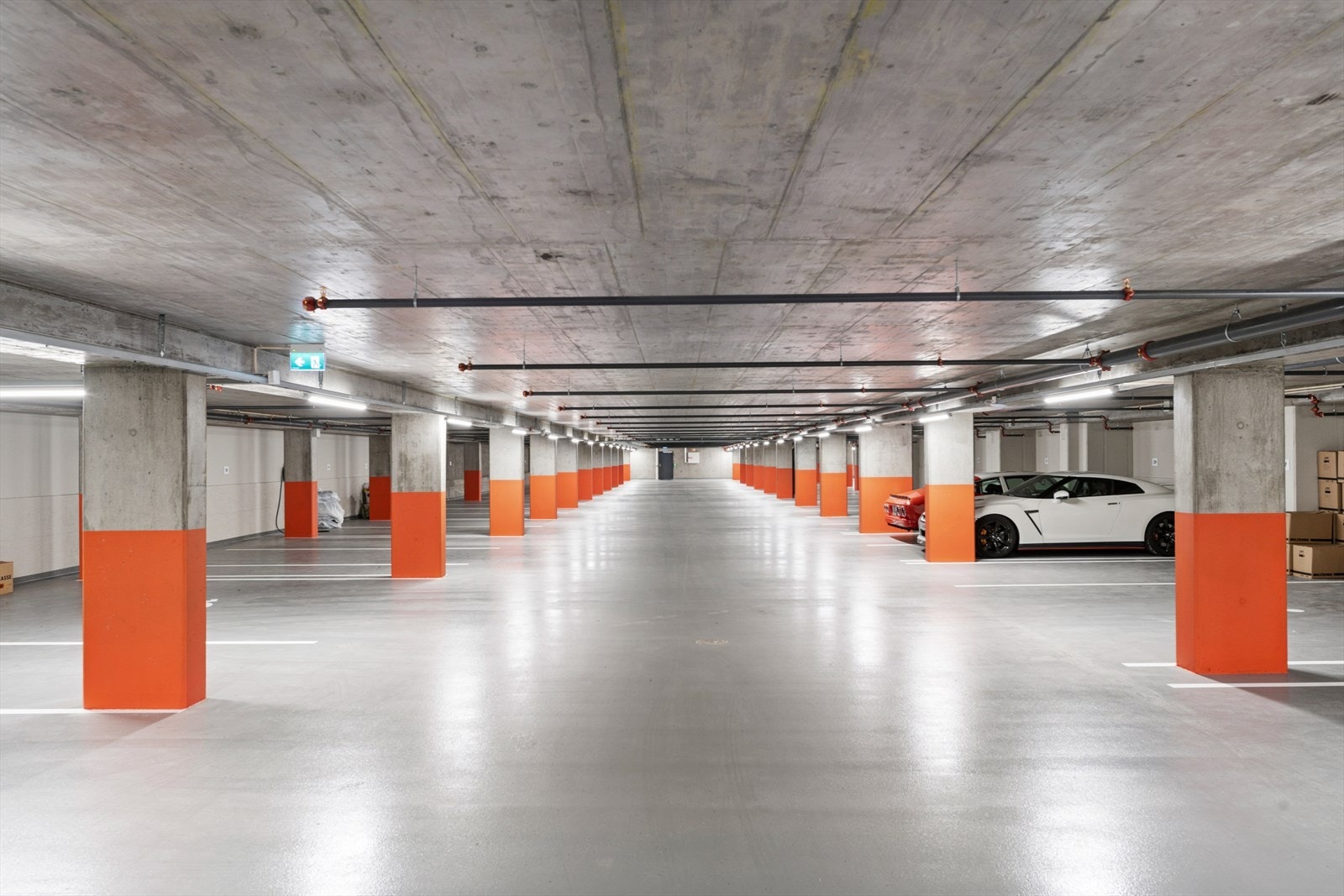 Parkering i felles parkeringskjeller. Galleribilde