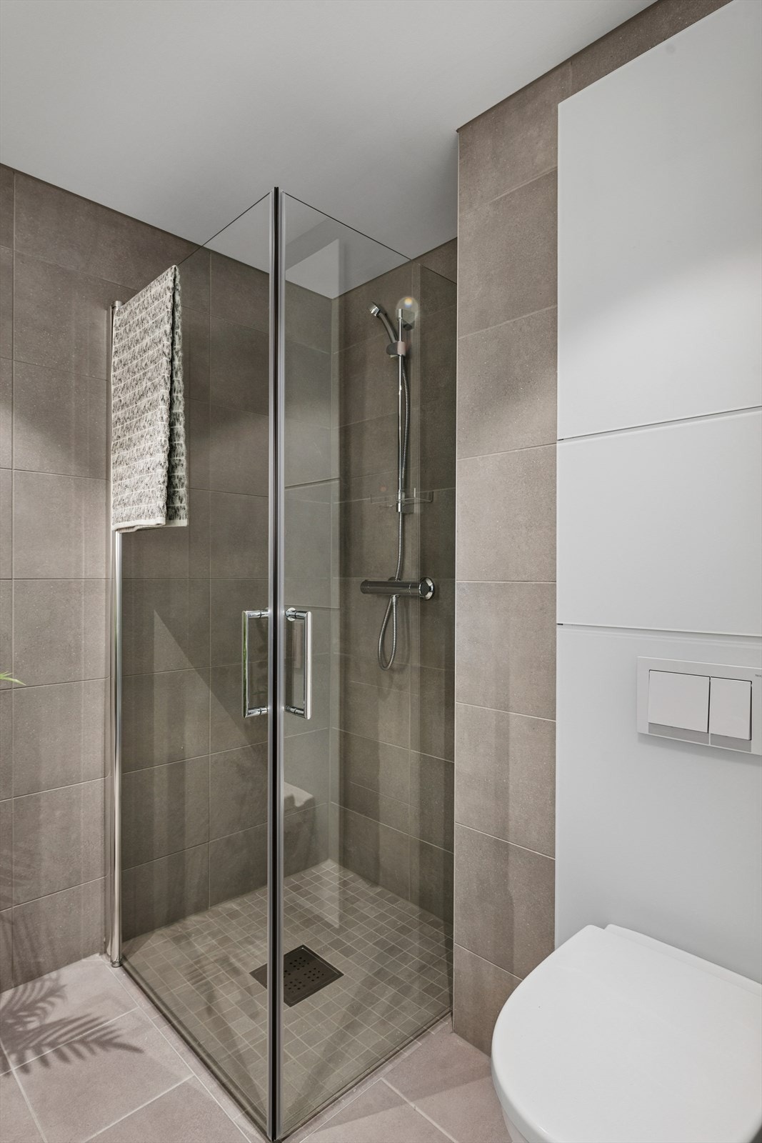 Baderommet har ventilasjon via luftespalte og avtrekk via balansert ventilasjon. Galleribilde