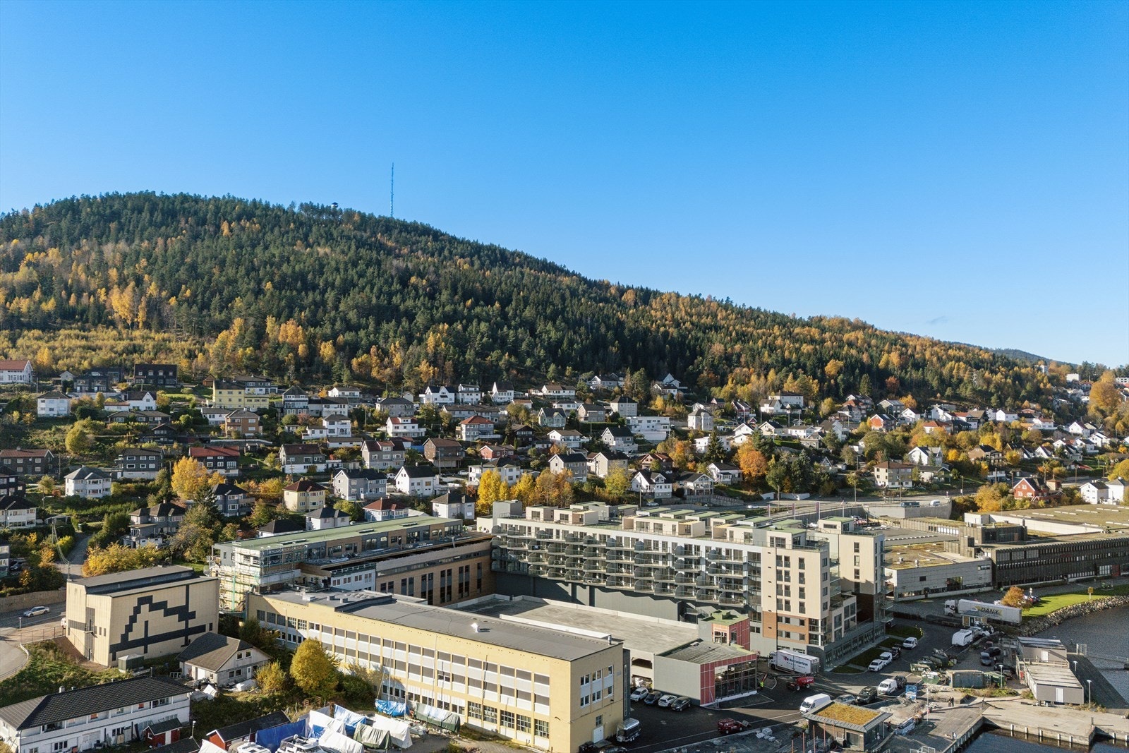 Fra Nøsted Brygge er det enkelt å komme seg rundt. Bussforbindelser går langs Svelvikveien med hyppige avganger til Drammen sentrum. Galleribilde