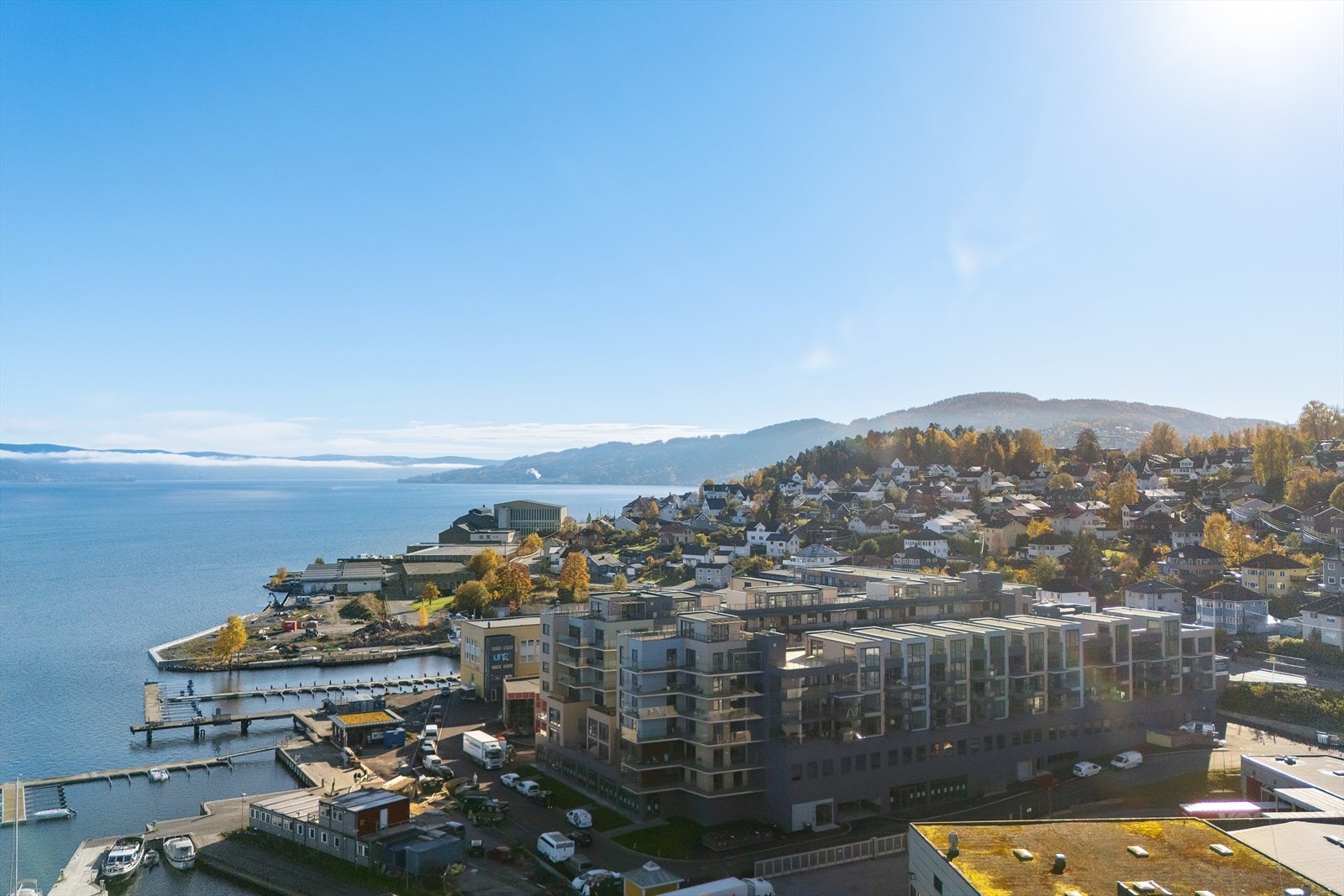 Fjorden åpner for aktiviteter som kajakk, bading og båtliv, mens Elvepromenaden langs Drammenselva har fine og brede turstier. Galleribilde