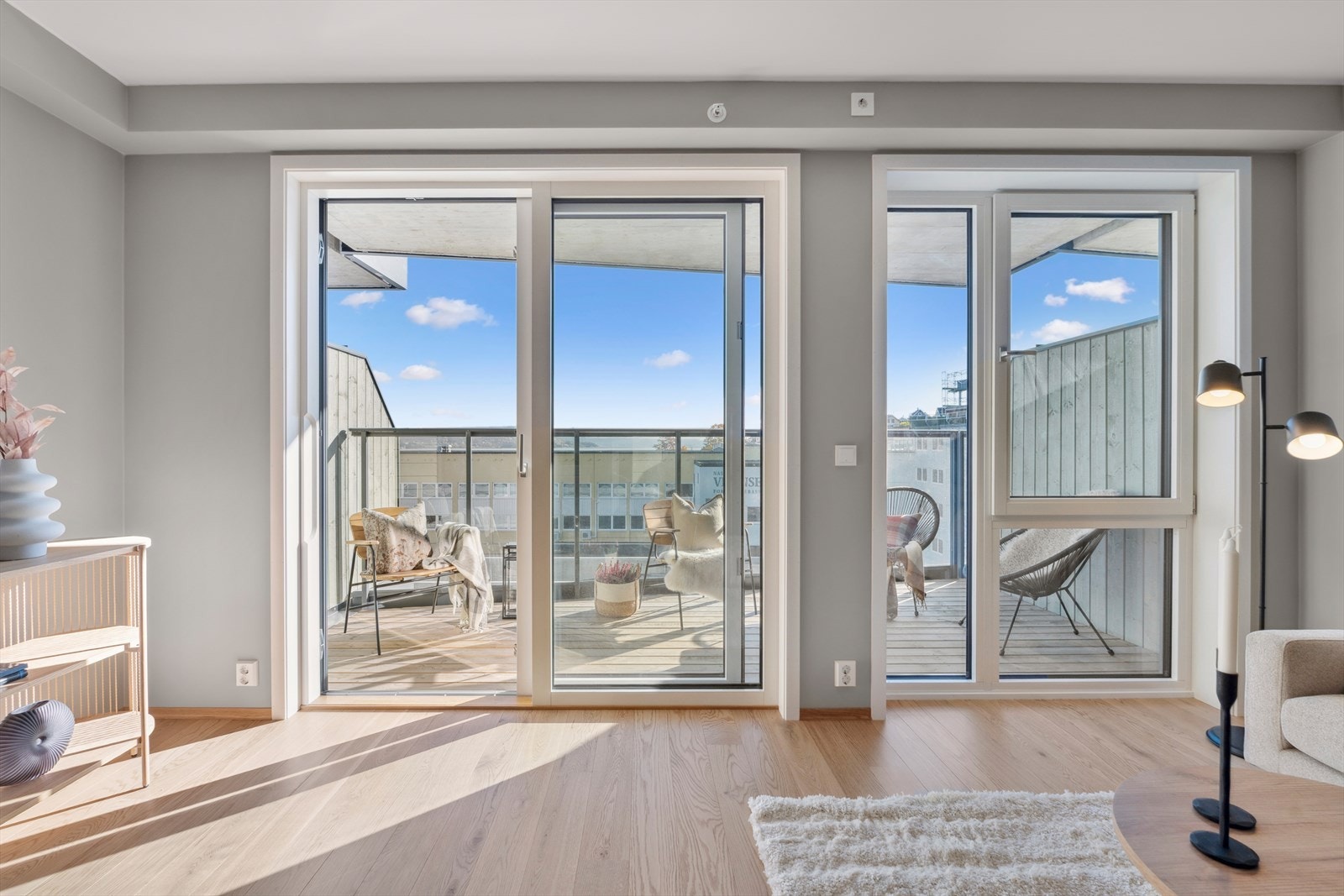 Fra stuen er det direkte tilgang til en balkong, noe som forlenger oppholdsrommet og gir mulighet for utendørs hygge. Galleribilde