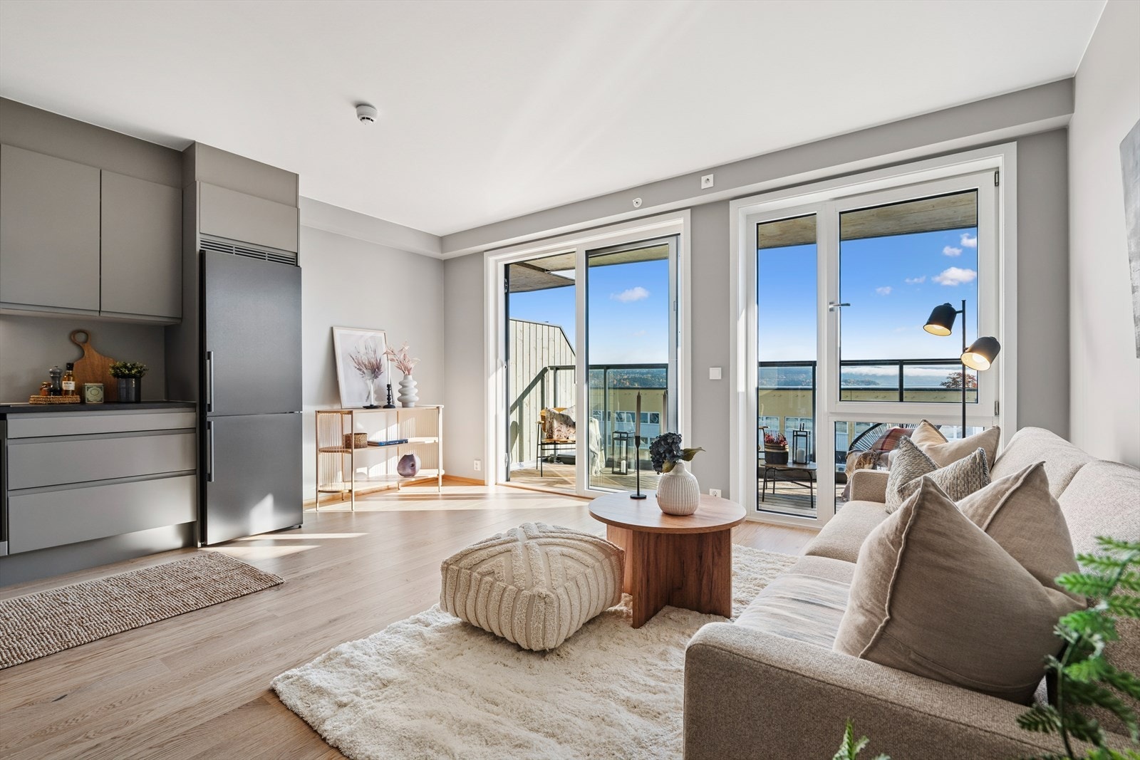 Store vindusflater slipper inn godt med naturlig lys og gir rommet en lys og luftig følelse. Galleribilde