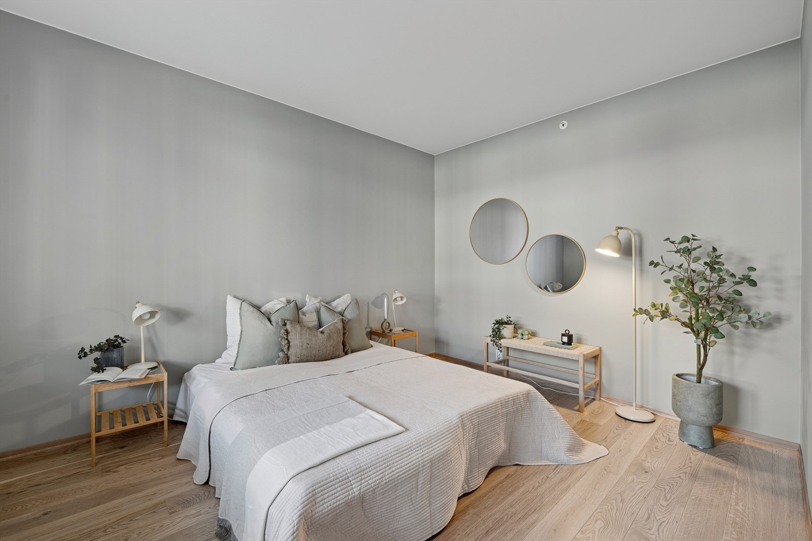 Soverommet har en romslig utforming med god plass til en stor seng og tilhørende møbler, noe som gir mulighet for både komfort og praktisk innredning. Galleribilde