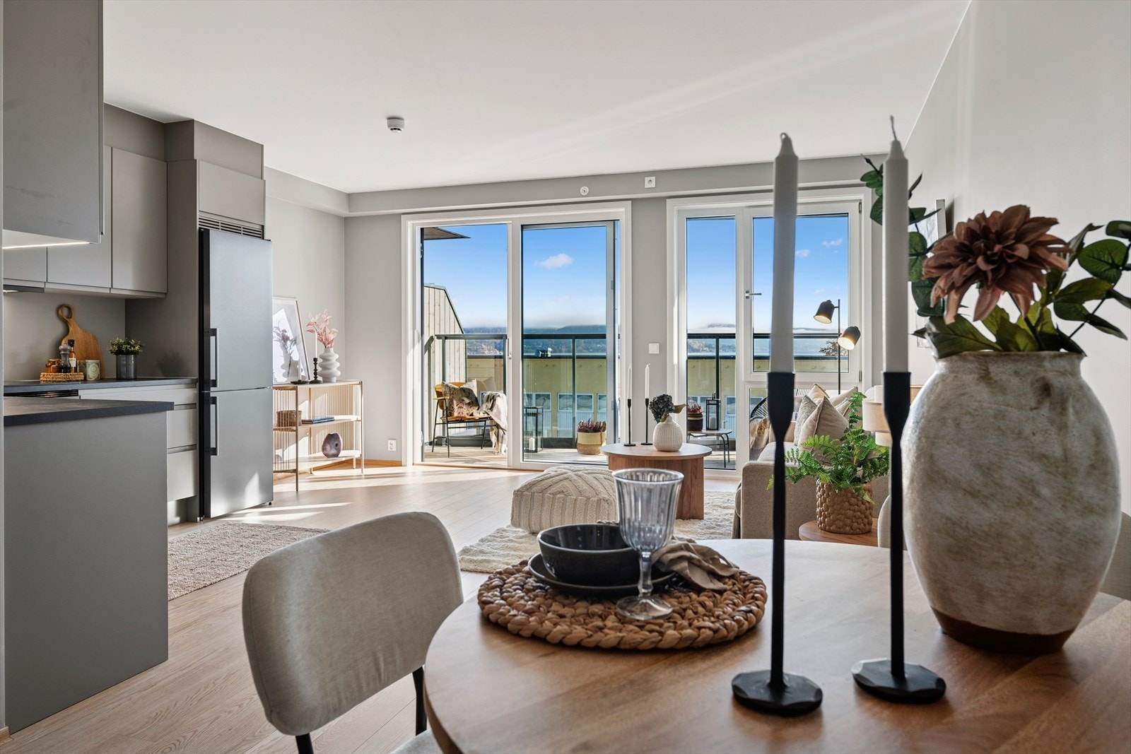 På gulvet finner du parkett og veggflatene er malte. Galleribilde