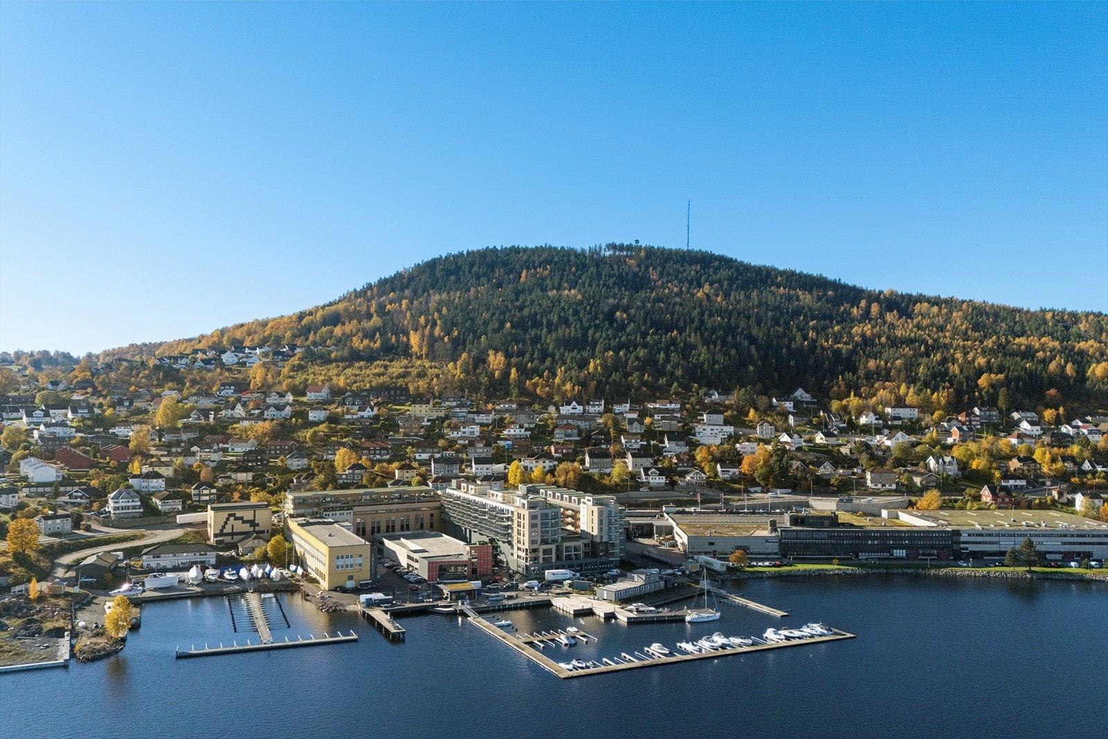 Dagligvarebutikker, apotek og andre nødvendige servicetilbud ligger i kort avstand. Drammen sentrum, med kjøpesentre, restauranter, kulturtilbud og kafeer, nås enkelt både til fots, på sykkel og med bussen. Galleribilde