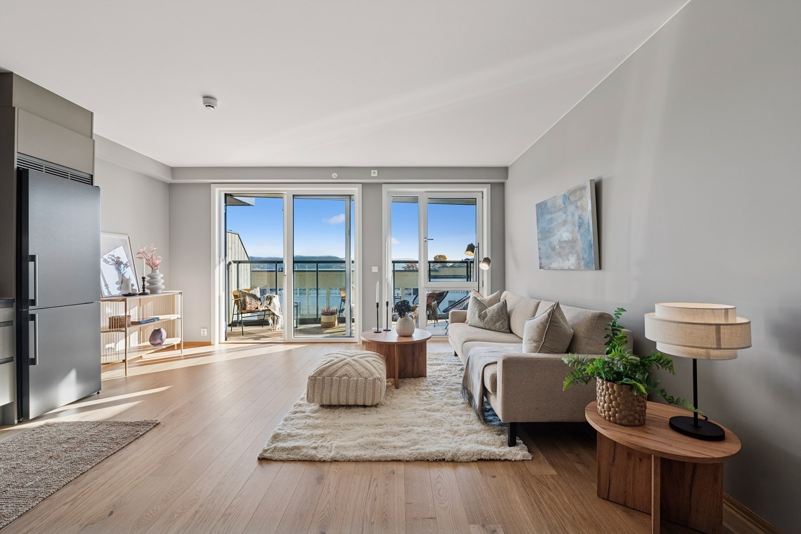 Leiligheten byr på en moderne og åpen løsning mellom stue og kjøkken, som gir en sosial og funksjonell atmosfære. Galleribilde