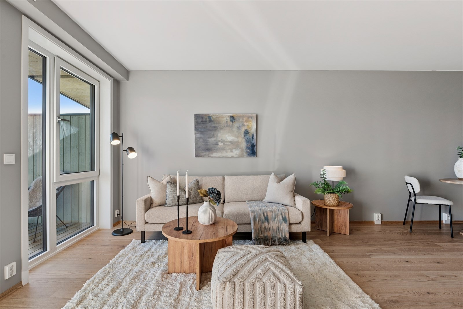 Ved vinduene er det god plass til å innrede med en hyggelig sofagruppe, som gir både utsikt og naturlig lys til oppholdsrommet. Galleribilde