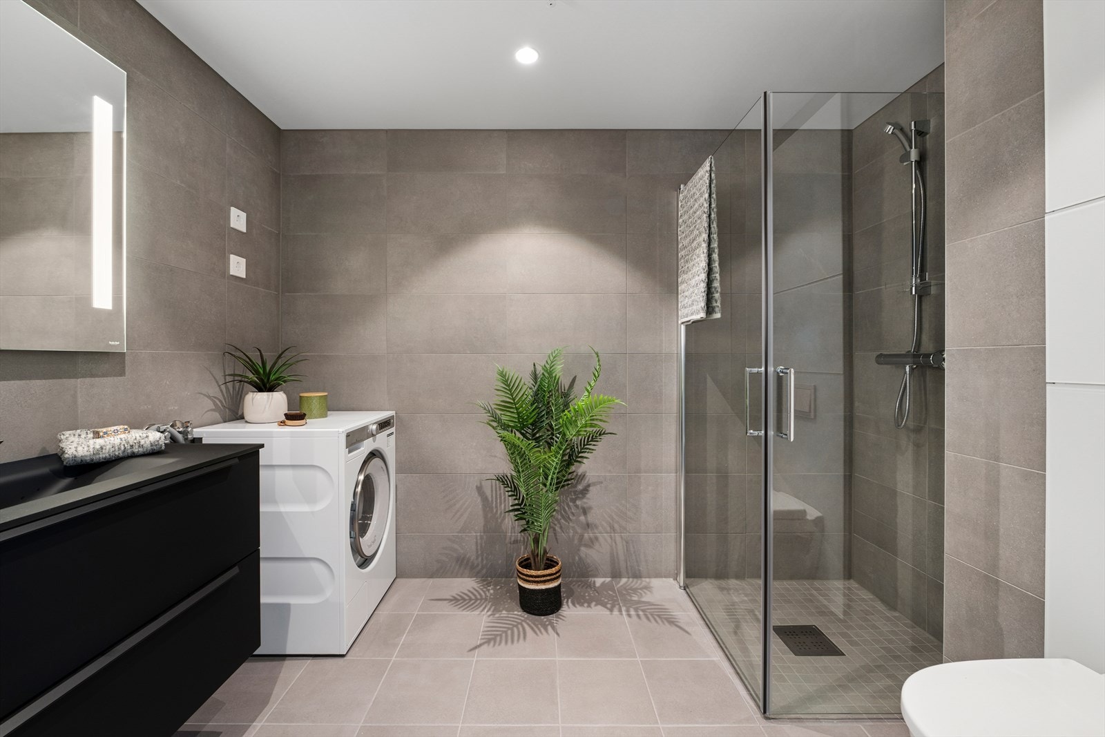 Delikat flislagt baderom som varmes opp med vannbåren gulvvarme. Galleribilde