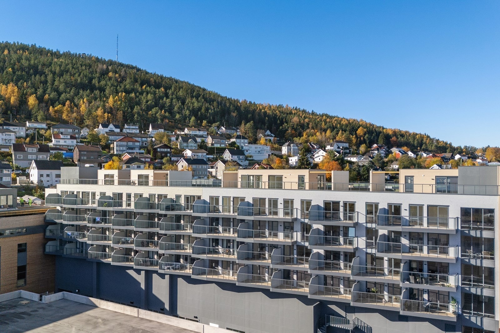 Dronefoto av bygg og omgivelsene. Galleribilde