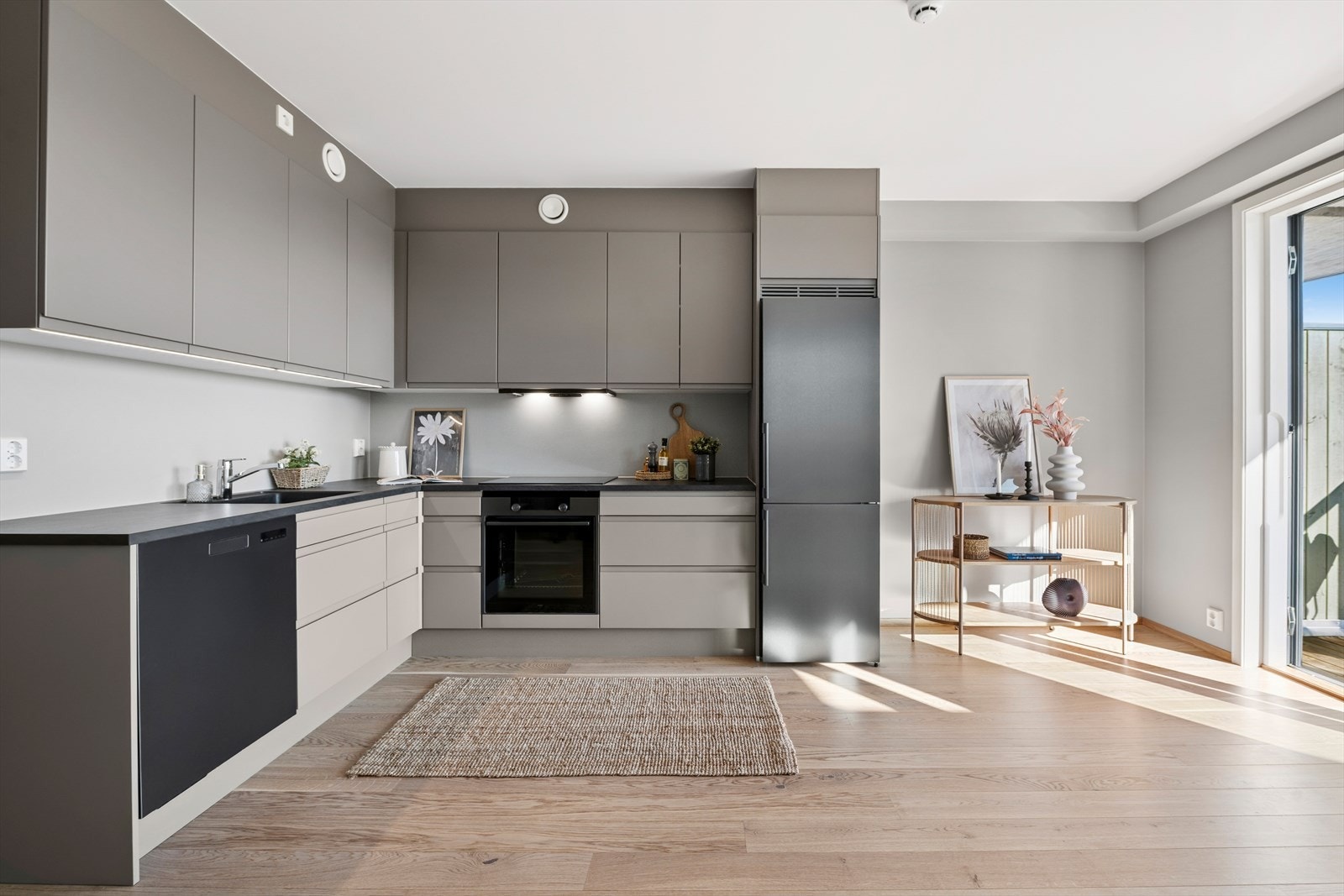 Kjøkkenet har en delikat HTH innredning fra 2025. Galleribilde