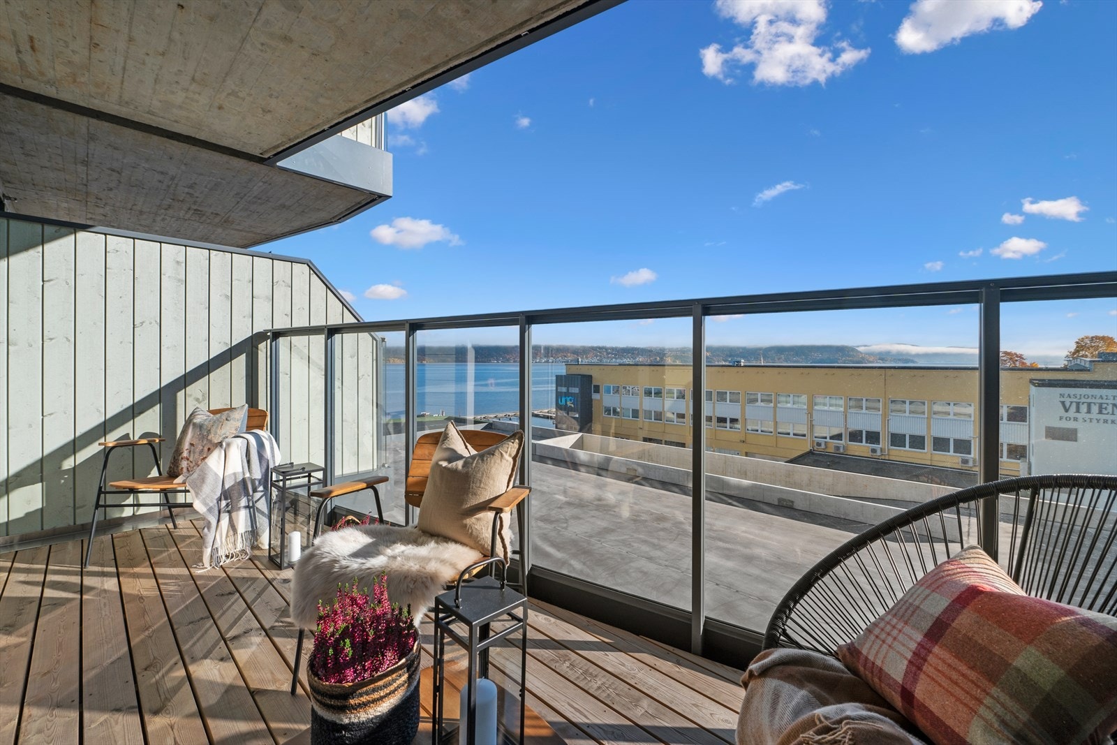 Den overbygde balkongen har god plass til hagemøbler, og gir et perfekt sted å nyte solrike timer og stemningsfulle kvelder. Galleribilde