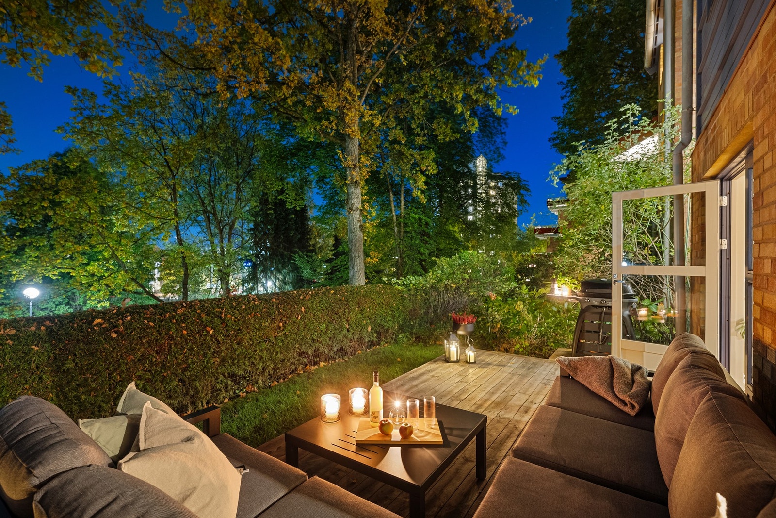 Godt med plass til både utemøblement og spiseplass på terrassen Galleribilde