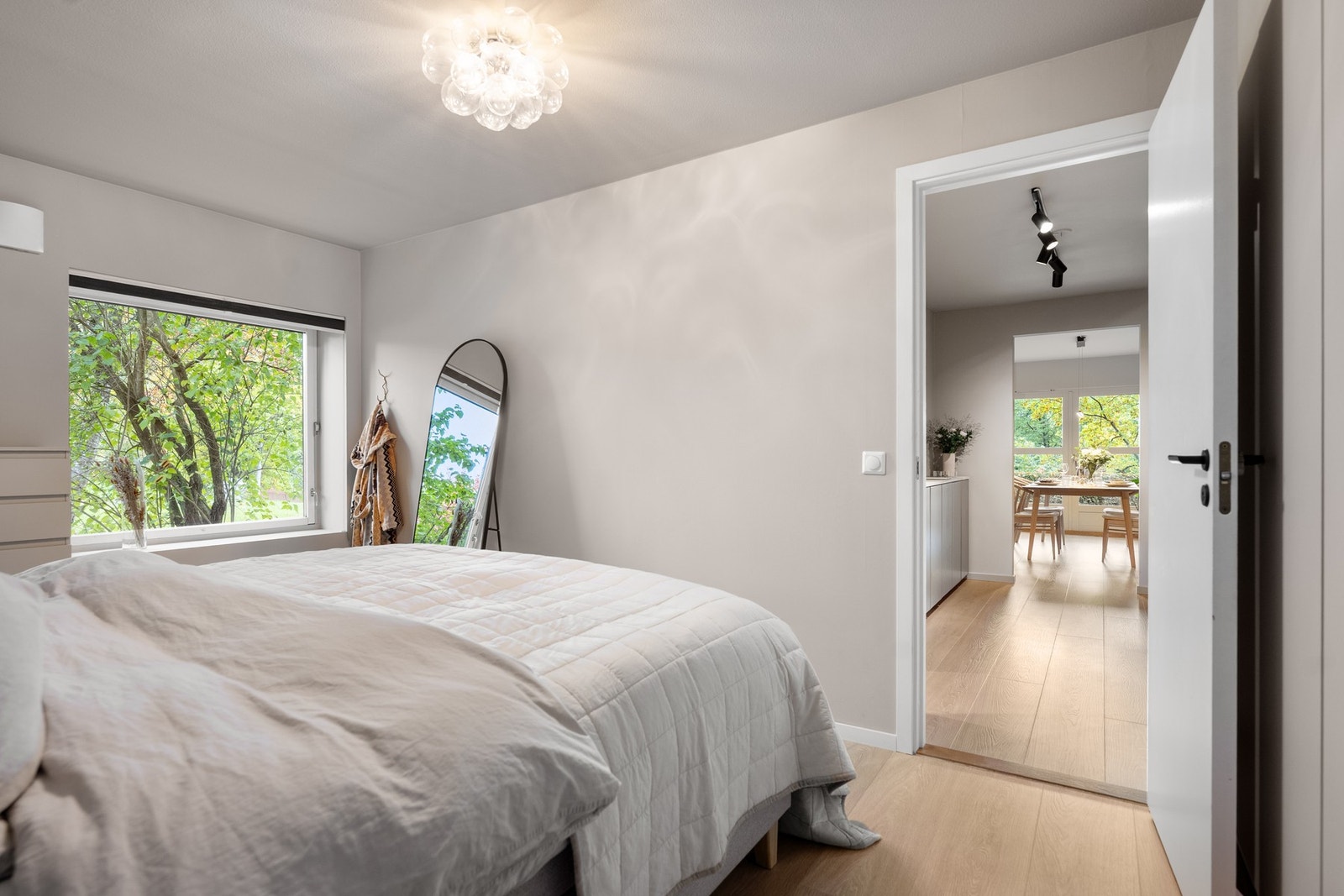 I boligen er det et romslig soverom, med malte flater 2024/2025 og nytt gulv Galleribilde