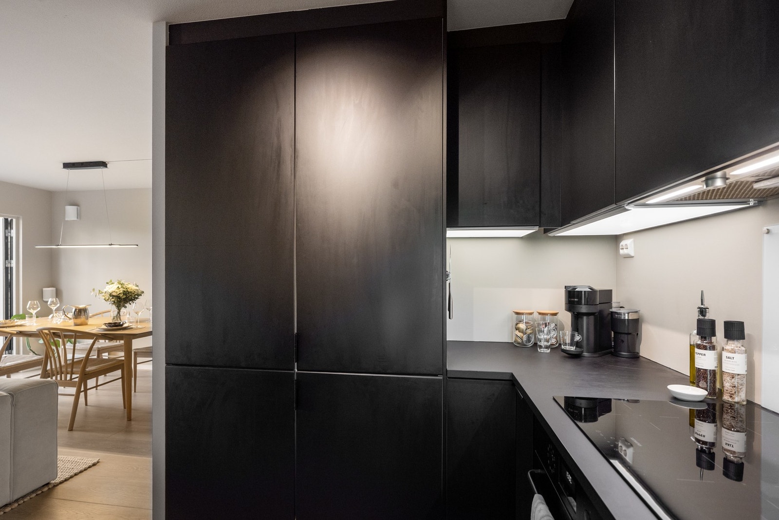 Stilrent og praktisk kjøkken fra 2019 med integrerte hvitevarer Galleribilde