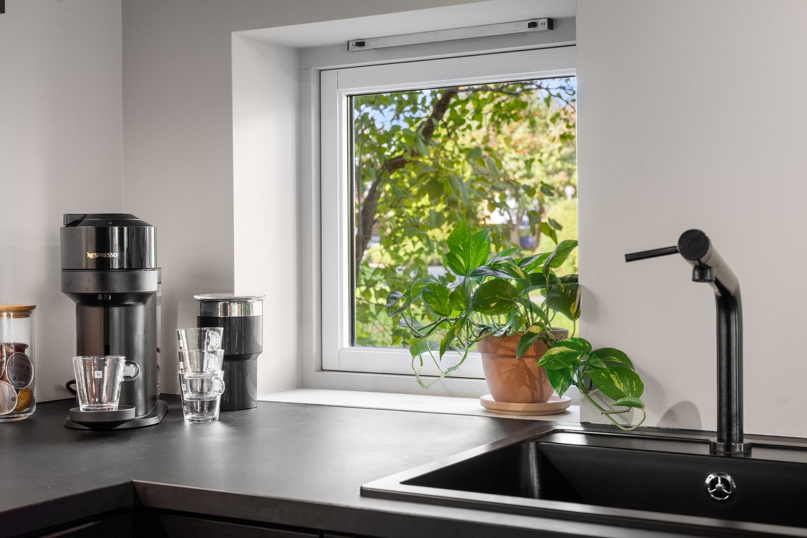 Vinduet på kjøkkenet gir et fint lysspill Galleribilde