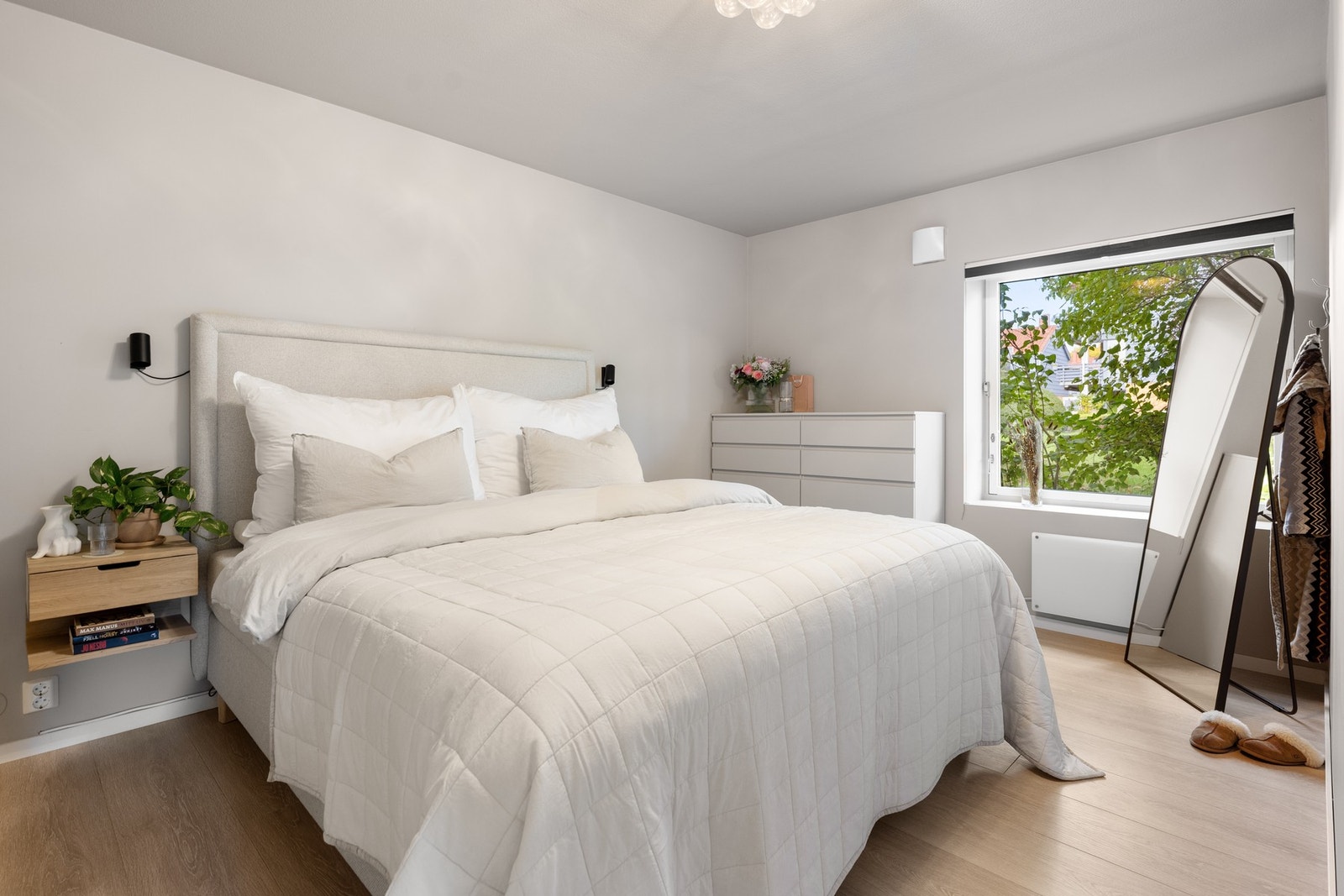 Romslig soverom med god plass til dobbeltseng Galleribilde