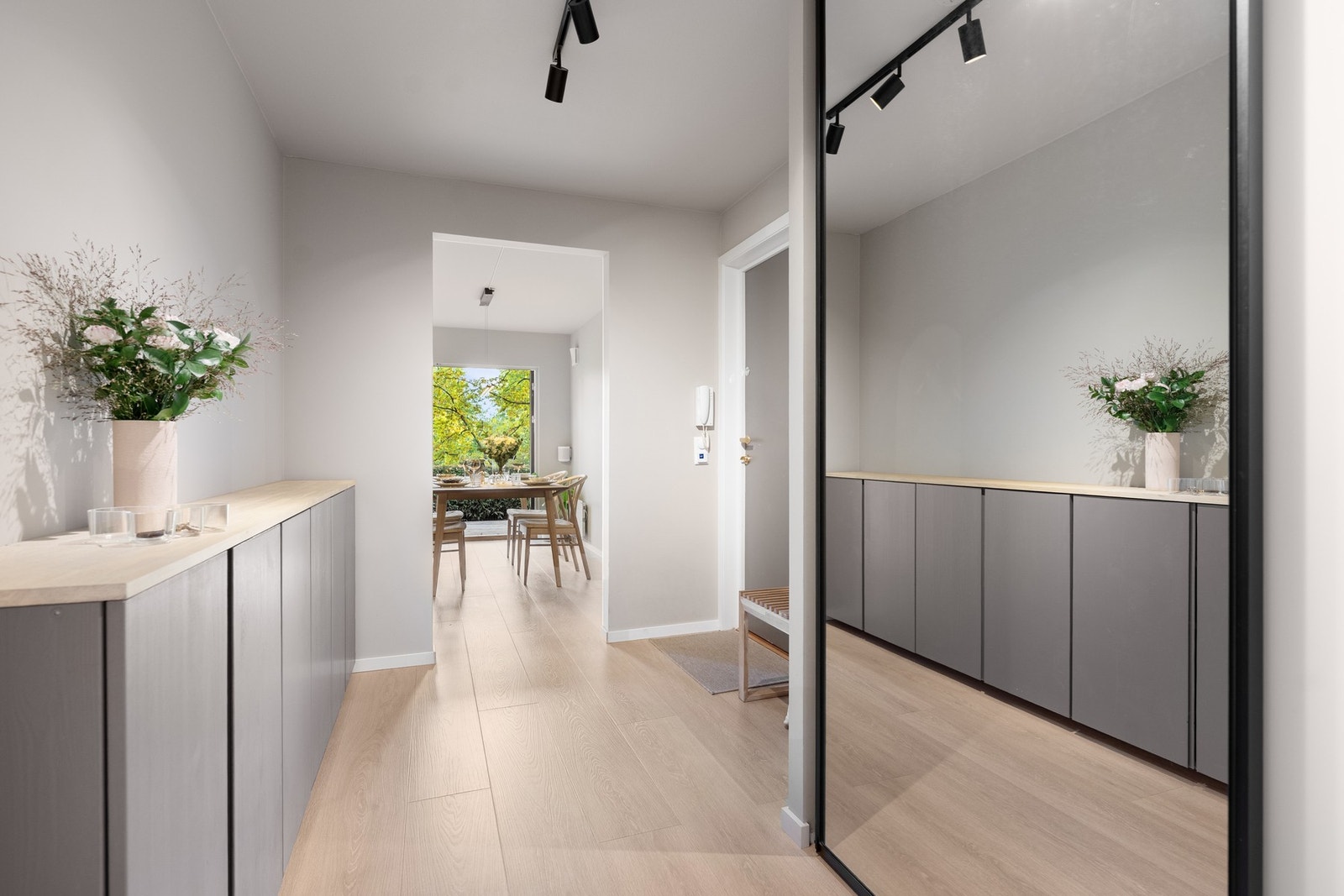 Entreen er blitt malt i 2024/2025 og har en romslig skyvedørsgarderobe fra 2020 Galleribilde