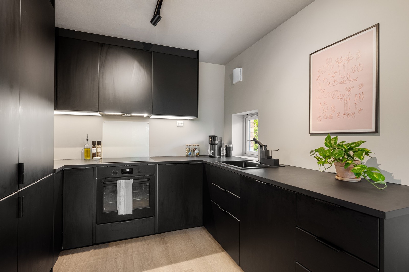 Kjøkkenet har rikelig med både benkeplass og skapplass, perfekt for hobbykokken Galleribilde