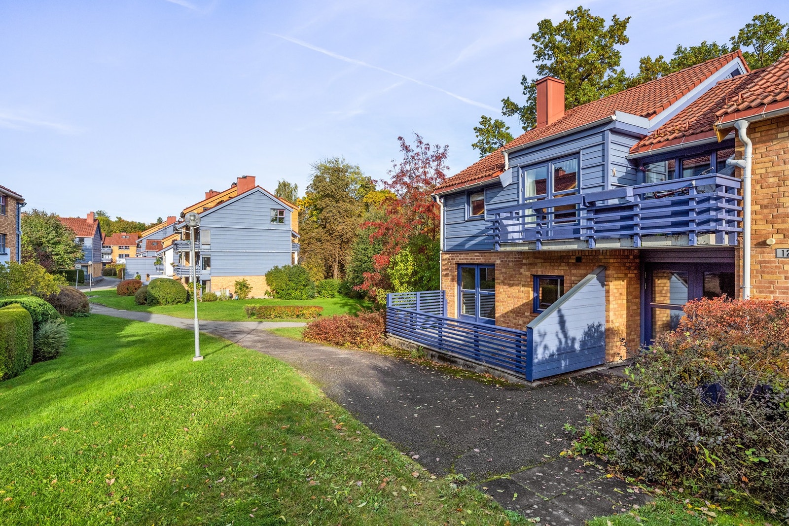 Her bor du i en grønn og sjarmerende "landsby" midt i byen - et fredelig og trivelig bomiljø med alt du trenger i nærheten. Galleribilde