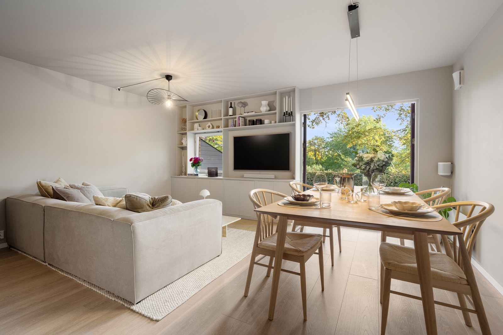 Oppholdsrom som består av stue og kjøkken, med plass til spisestuemøbler Galleribilde