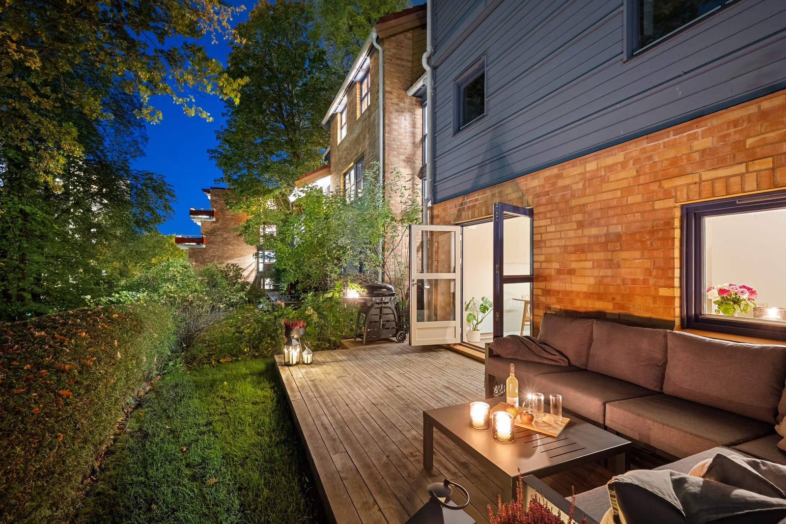 Store, tofløyde terrassedører gir en flott overgang mellom leilighet og uteplass Galleribilde