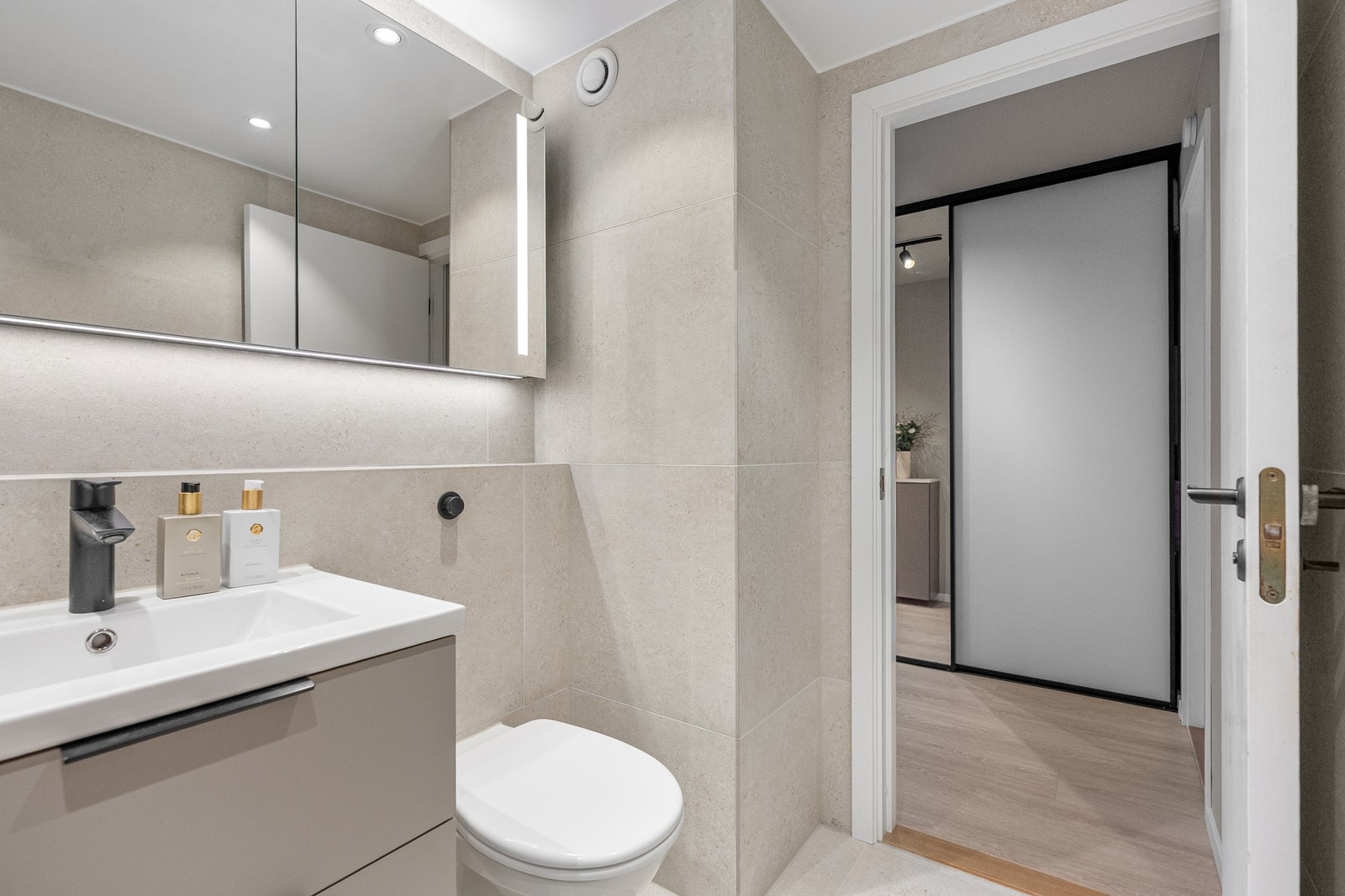 Meget lyst og delikat baderom, overflateoppusset i 2024 Galleribilde