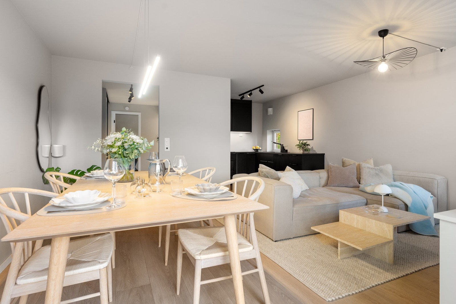 Godt med plass til stort spisebord i stuen Galleribilde