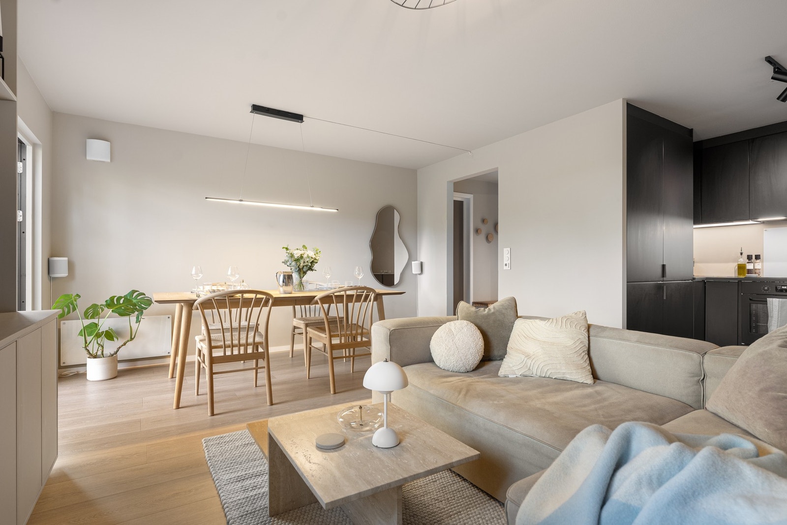 Delvis åpen stue/kjøkkenløsning som gir et sosialt allrom Galleribilde