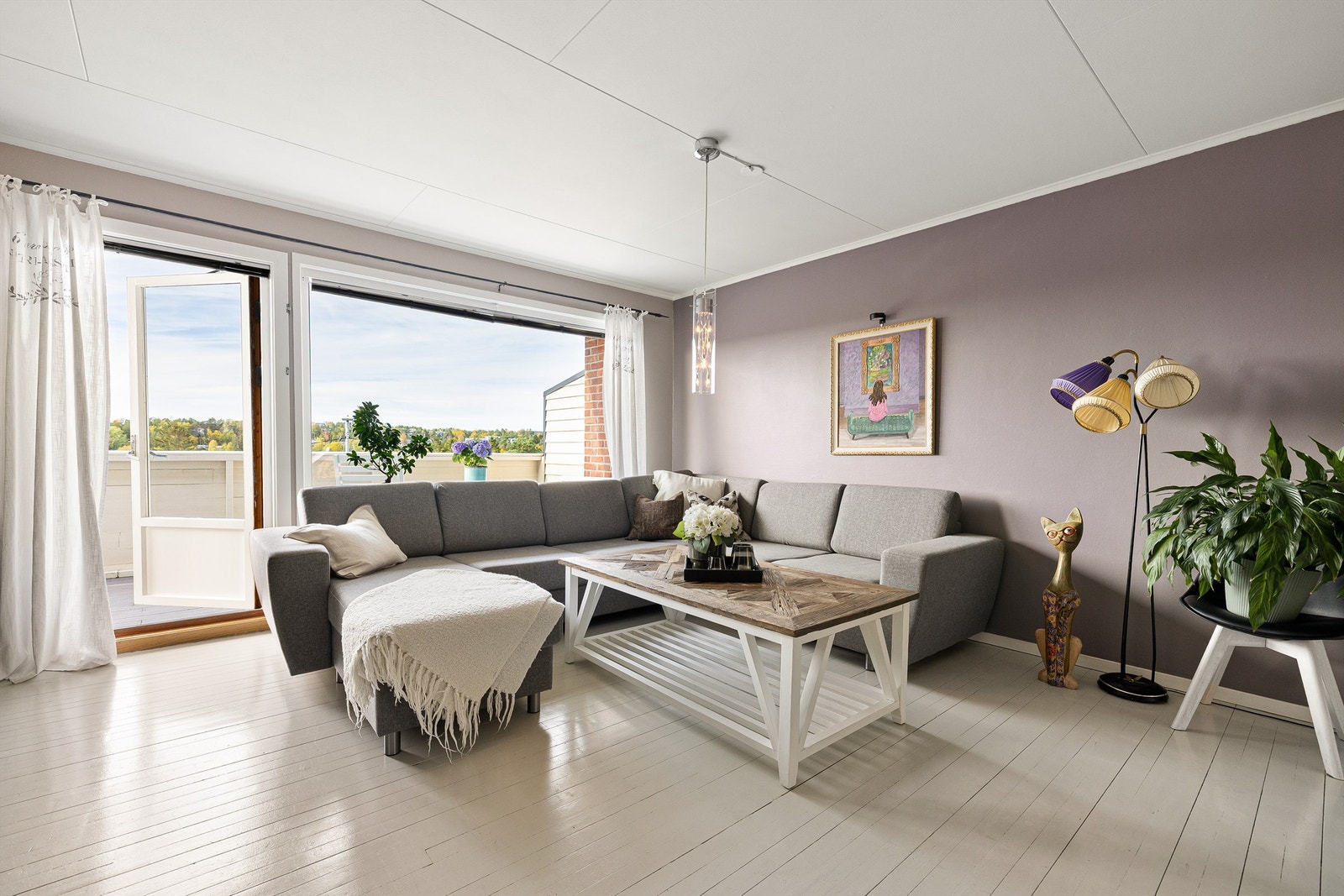 På stuens øvre plan sees like flott utsikt som ute på balkongen. Galleribilde