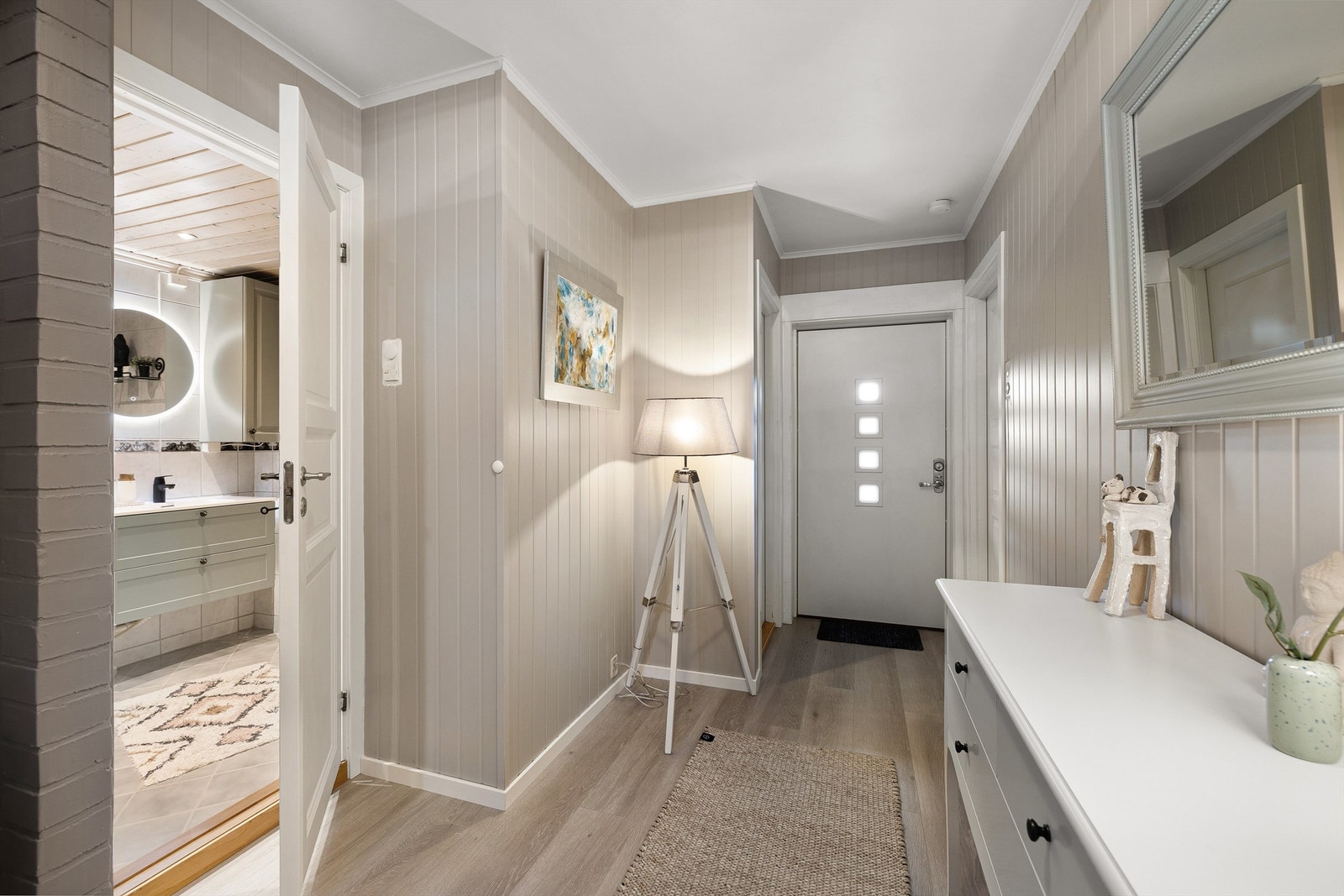 Entreen er helhetlig oppusset smartpanel på vegger og ny laminat på gulvet, med lydisolasjon. Galleribilde