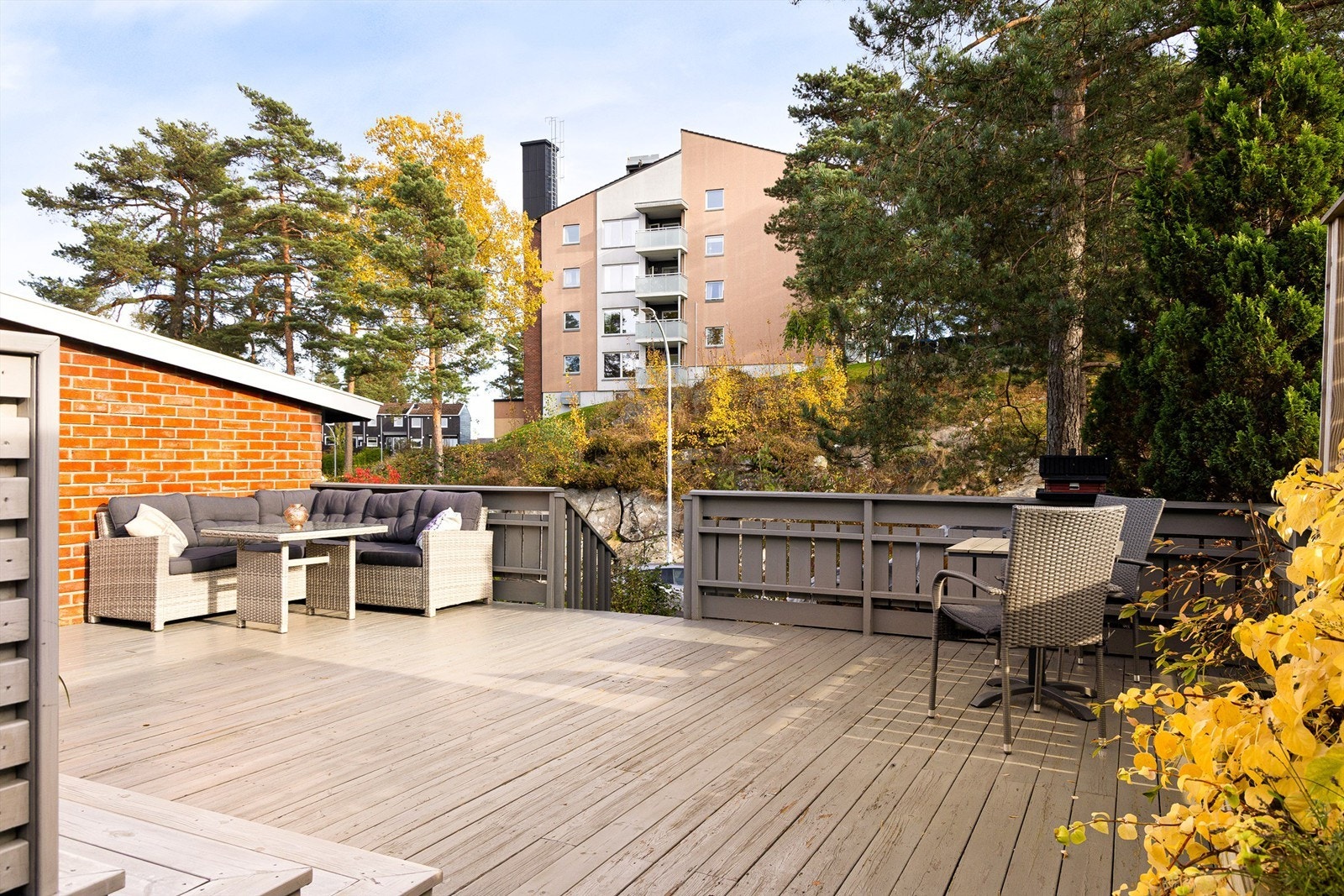 På østsiden er en om lag 50 kvm. stor terrasse, med sol fra rundt kl. 10 til rundt kl. 16 midtsommers. Galleribilde