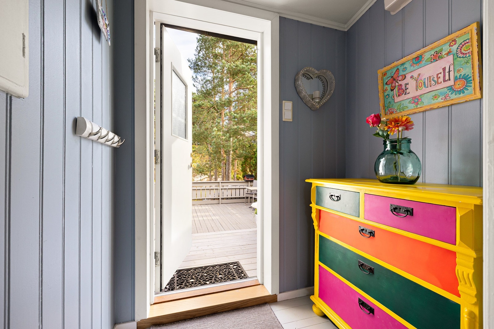 Med entreen rett foran kjøkkenet kan morgenkaffen og helgefrokostene enkelt tas med ut i solen på terrassen. Galleribilde