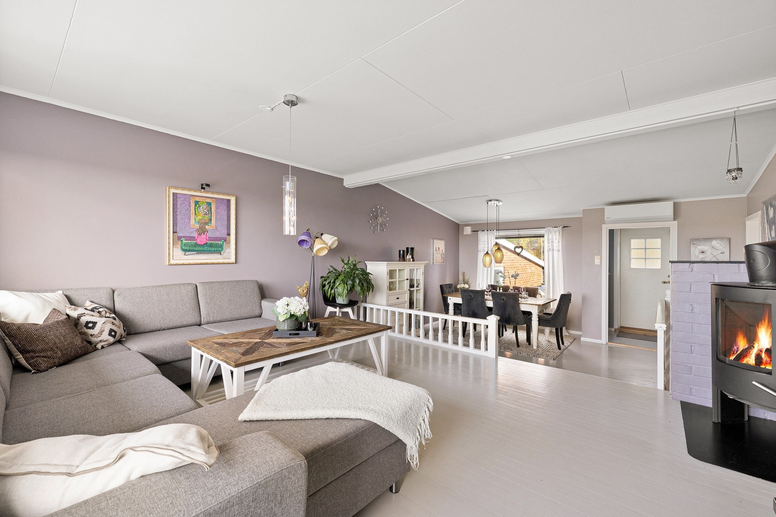 I den store stuen er det god plass til sosialt samvær. Ovnen fyller stuen med både varme og stemning. Galleribilde