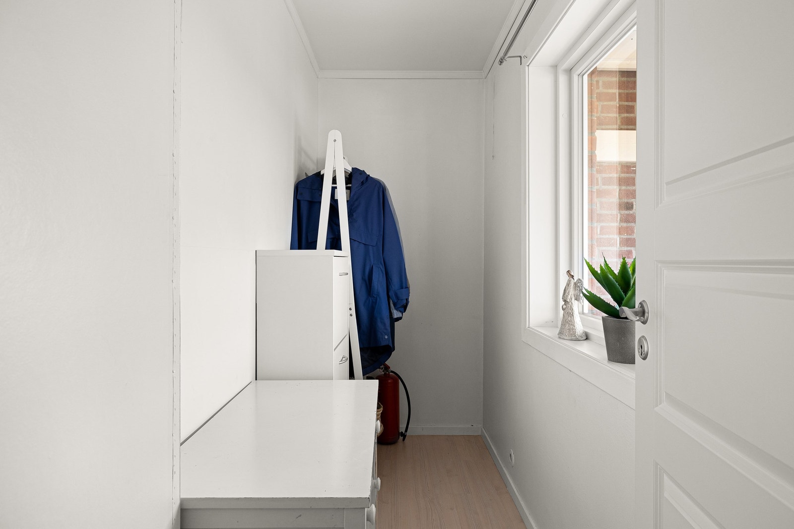 Dette rommet ved gangens ytre del benyttes i dag som garderobe. Galleribilde