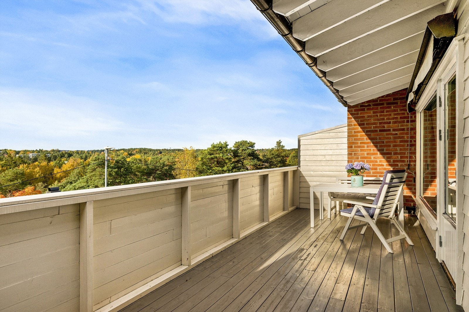 Med både balkong og en omfangsrik terrasse på motsatt side får du valgfrihet og tilpasningsmulighet etter vær og vind. Galleribilde