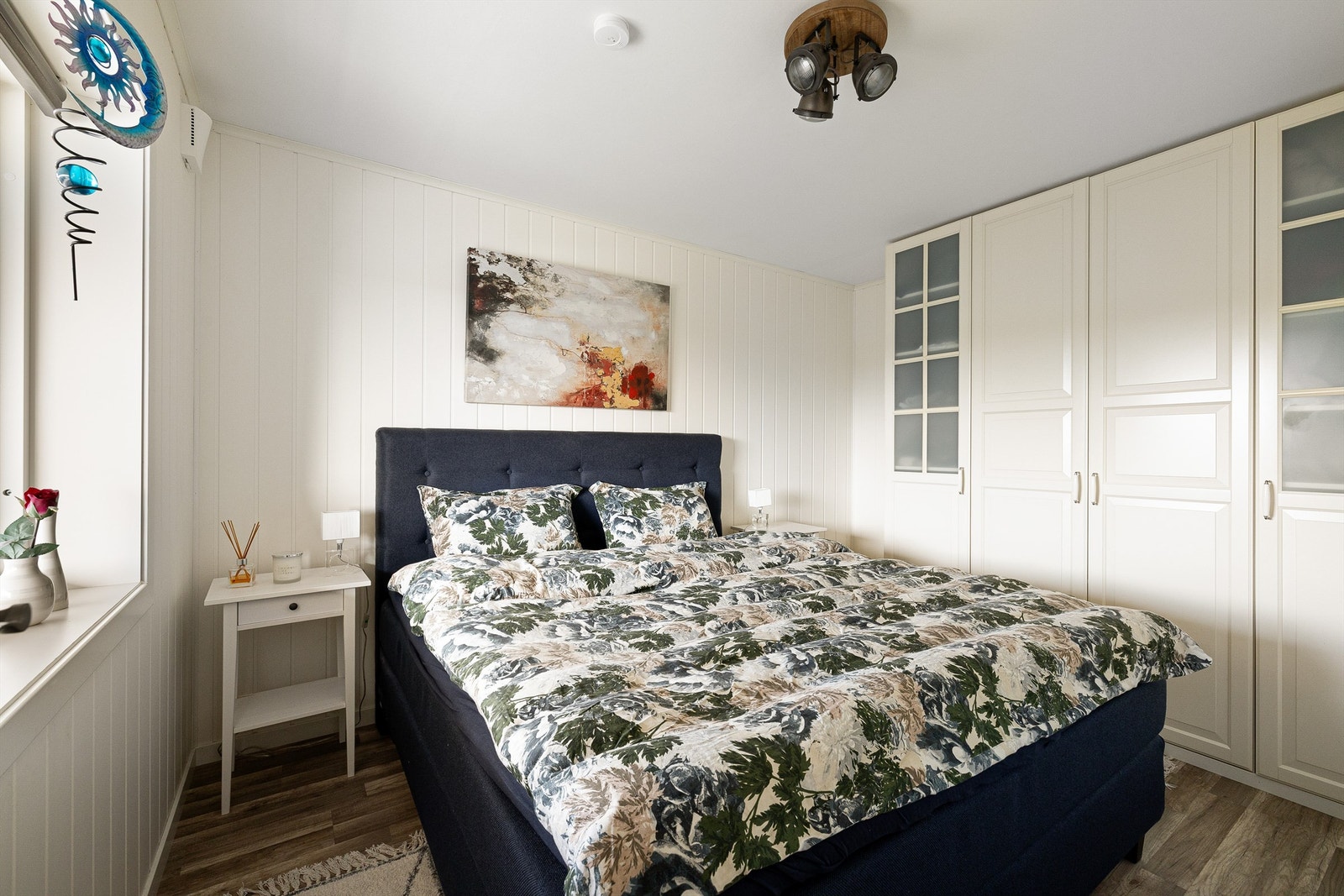 Hovedsoverommet er pusset opp med laminatgulv og smartpanel på vegger. Etterisolering er samtidig utført i yttervegg og vegg mot nabo. Galleribilde