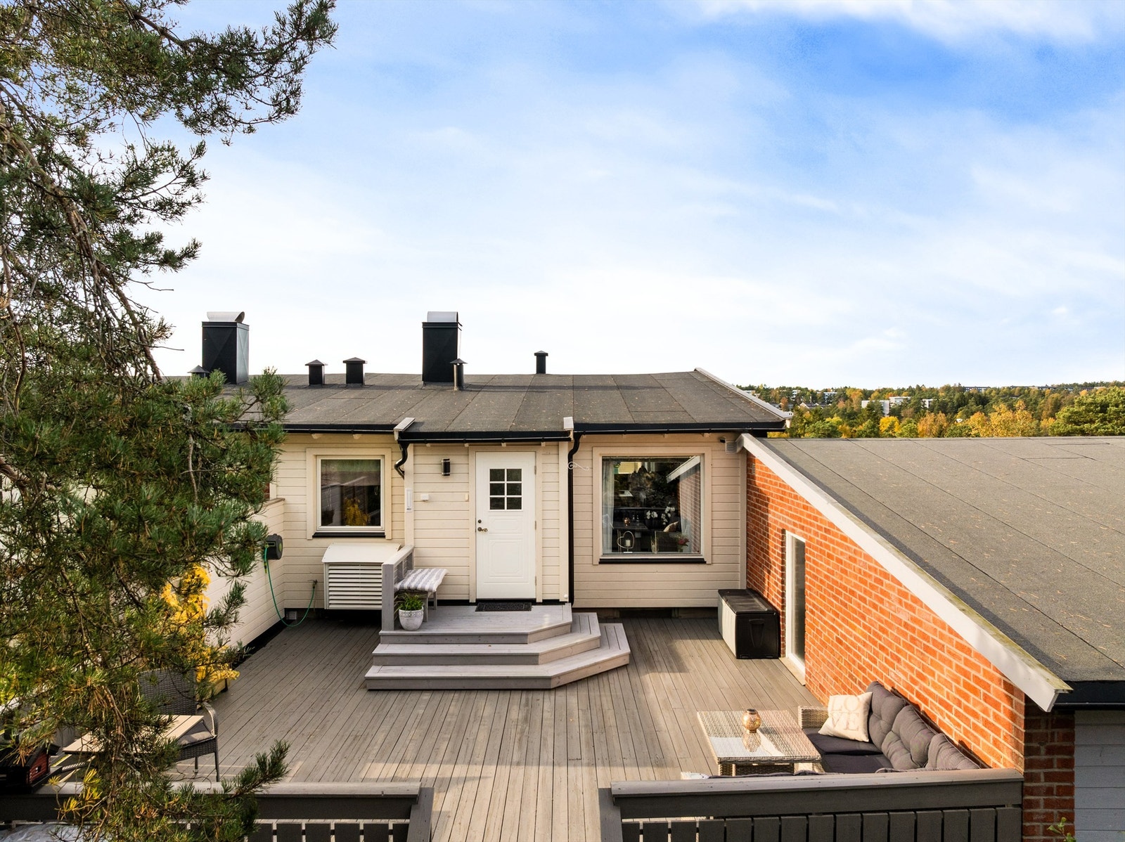 I 2022 ble østveggen etterisolert og kledd om, ny trapp ble samtidig oppført. Nytt belegg ble lagt på taket og pipehatt/beslag skiftet ut i 2021. Galleribilde