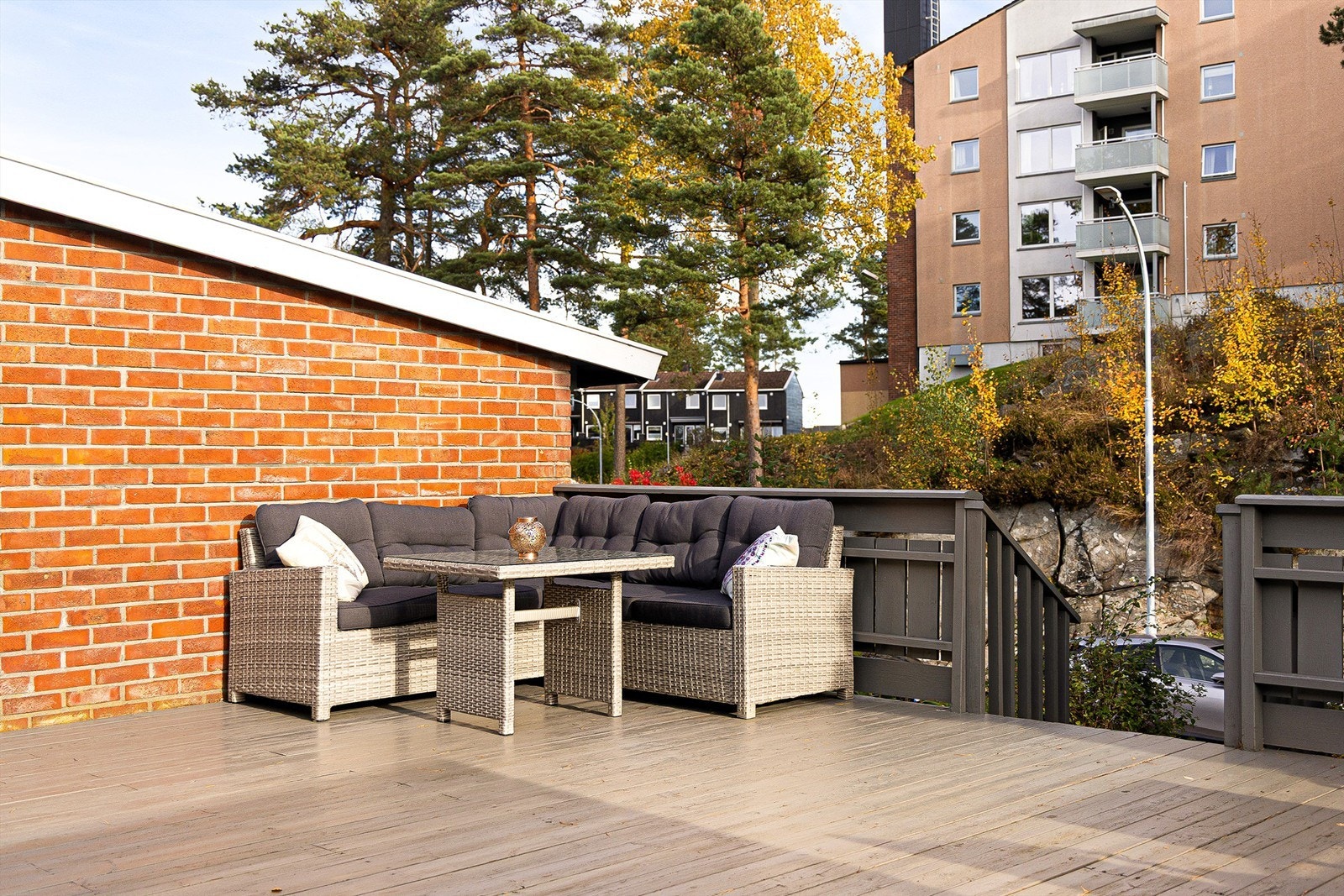 Gangpassasje med trapper leder mellom terrassen og St. Hansveien i øst. Galleribilde